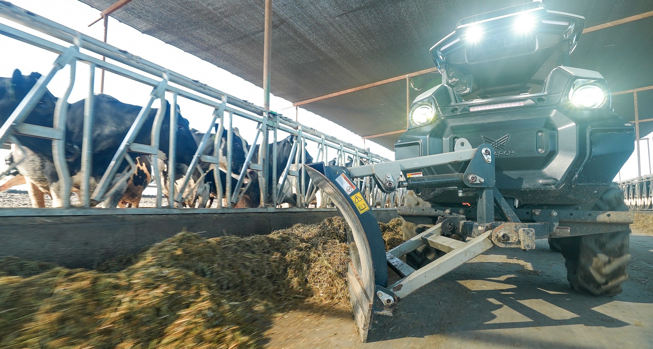 Le Monarch MK-V en usage pousse-fourrages (Crédit photo : Monarch Tractor)