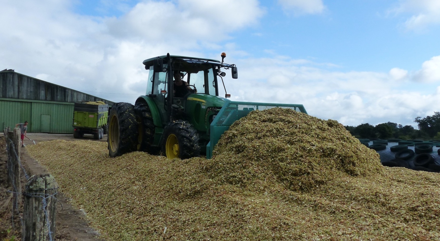 Les ensilages de maïs figurent parmi les travaux agricoles dans lesquels l’entraide subsiste le plus (Crédit photo : Catherine Perrot)