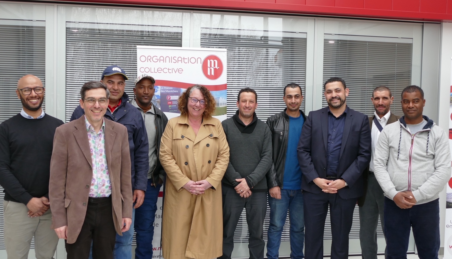 Des ouvriers agricoles marocains entourent Nadine Bourasseau, dirigeante de la SCEA de l'Endruère (Crédit photo : Catherine Perrot)