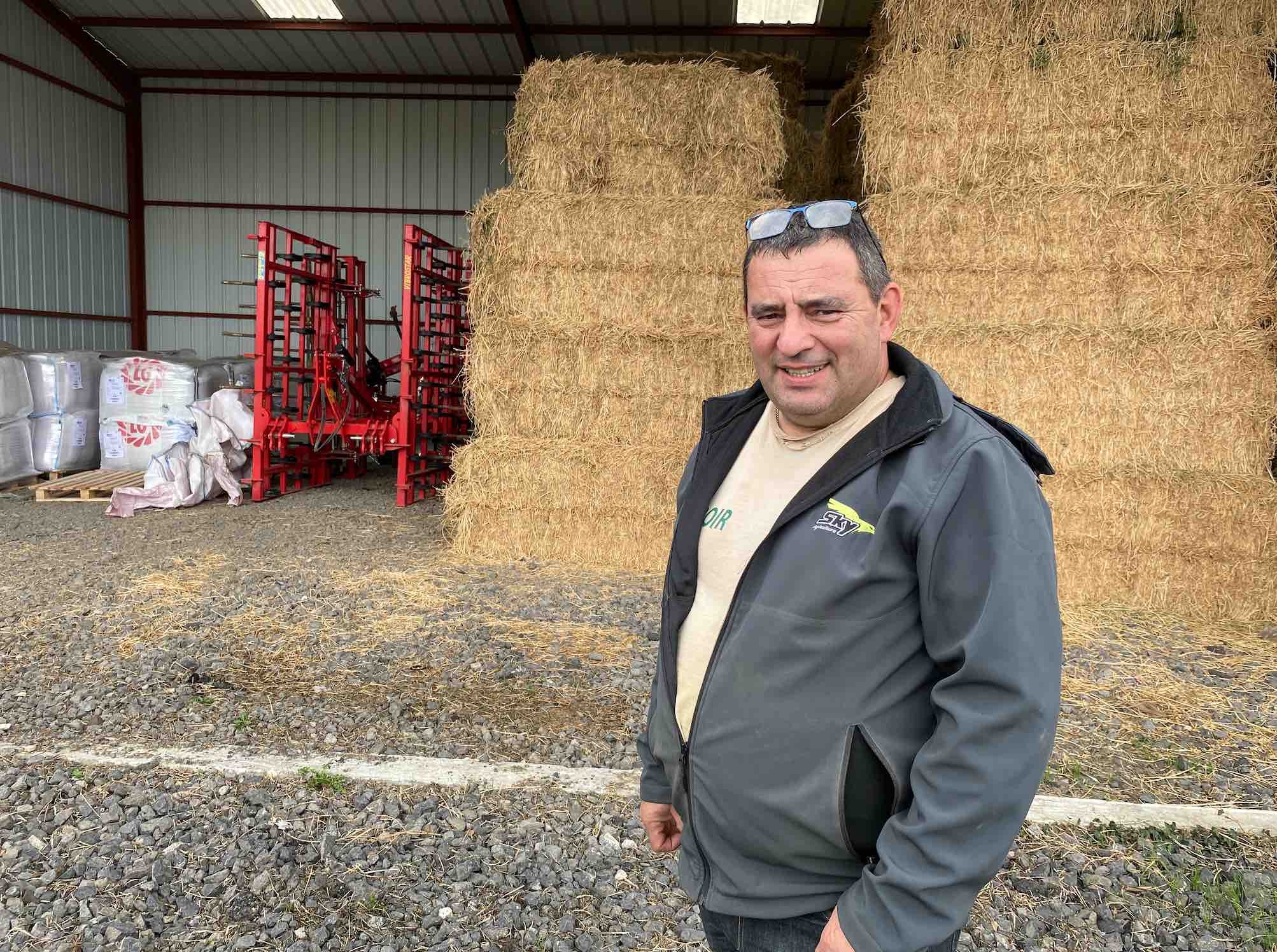 Les balles de luzerne sont stockées chez le producteur, Limagrain prenant à sa charge la logistique