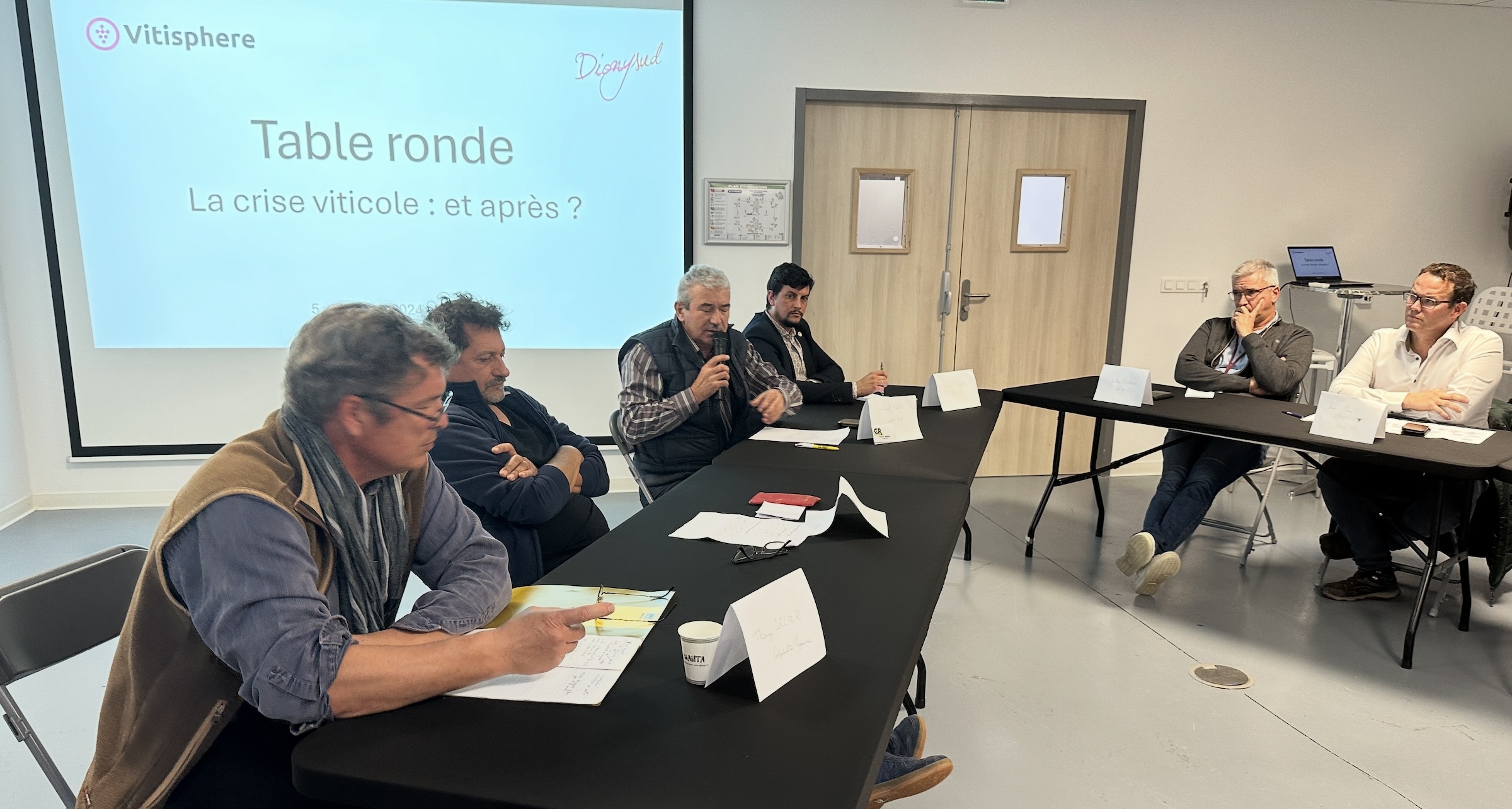 Au salon Dionysud à Béziers (Hérault), des responsables professionnels du département ont débattu de la crise viticole qui sévit, dans le Midi, et bien au-delà
