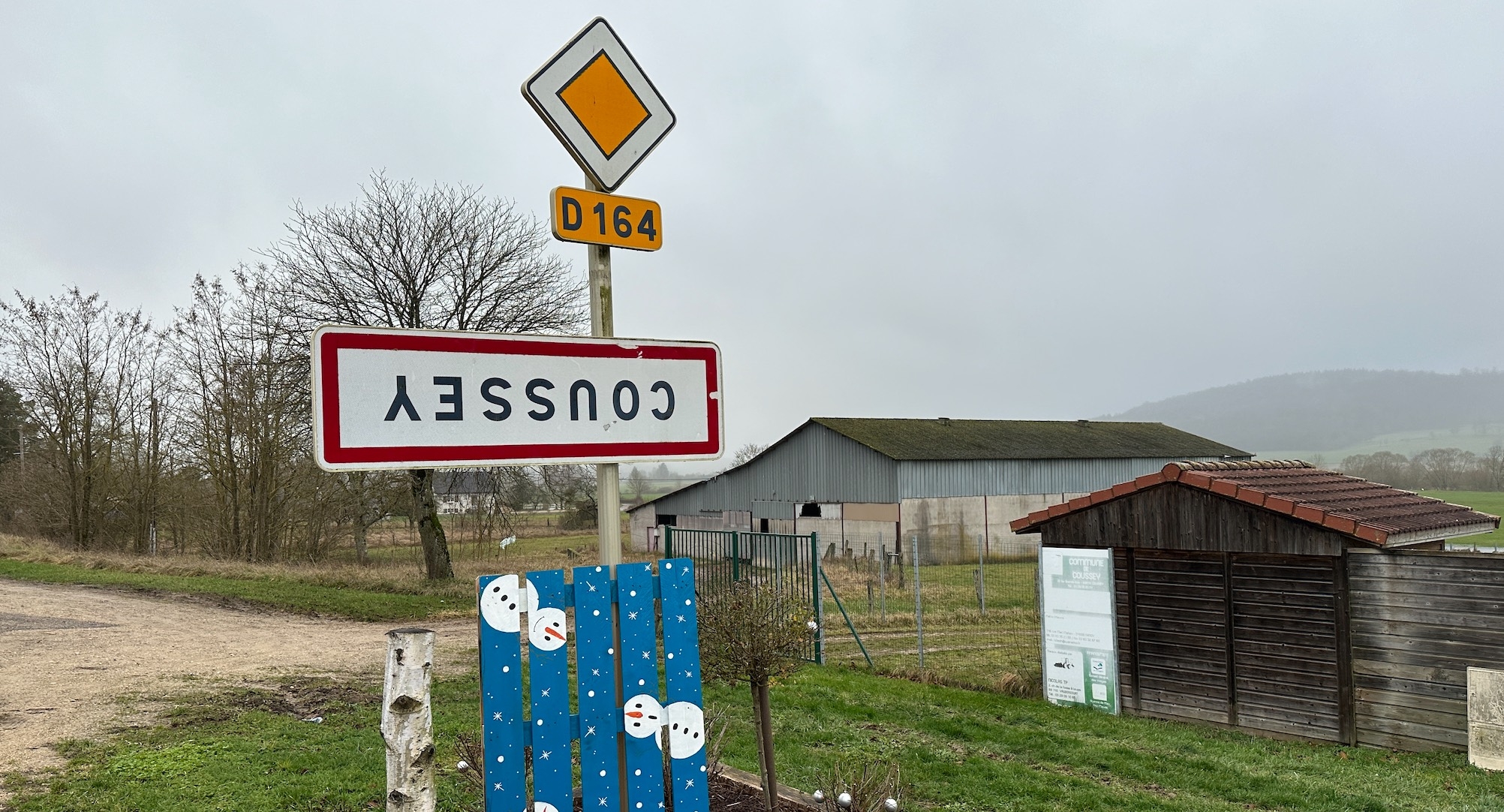 Depuis plusieurs mois, la FNSEA et les JA tirent la sonnette d’alarme, avec l’opération « on marche sur la tête » consistant à retourner les panneaux indicateurs d’entrée d’agglomération