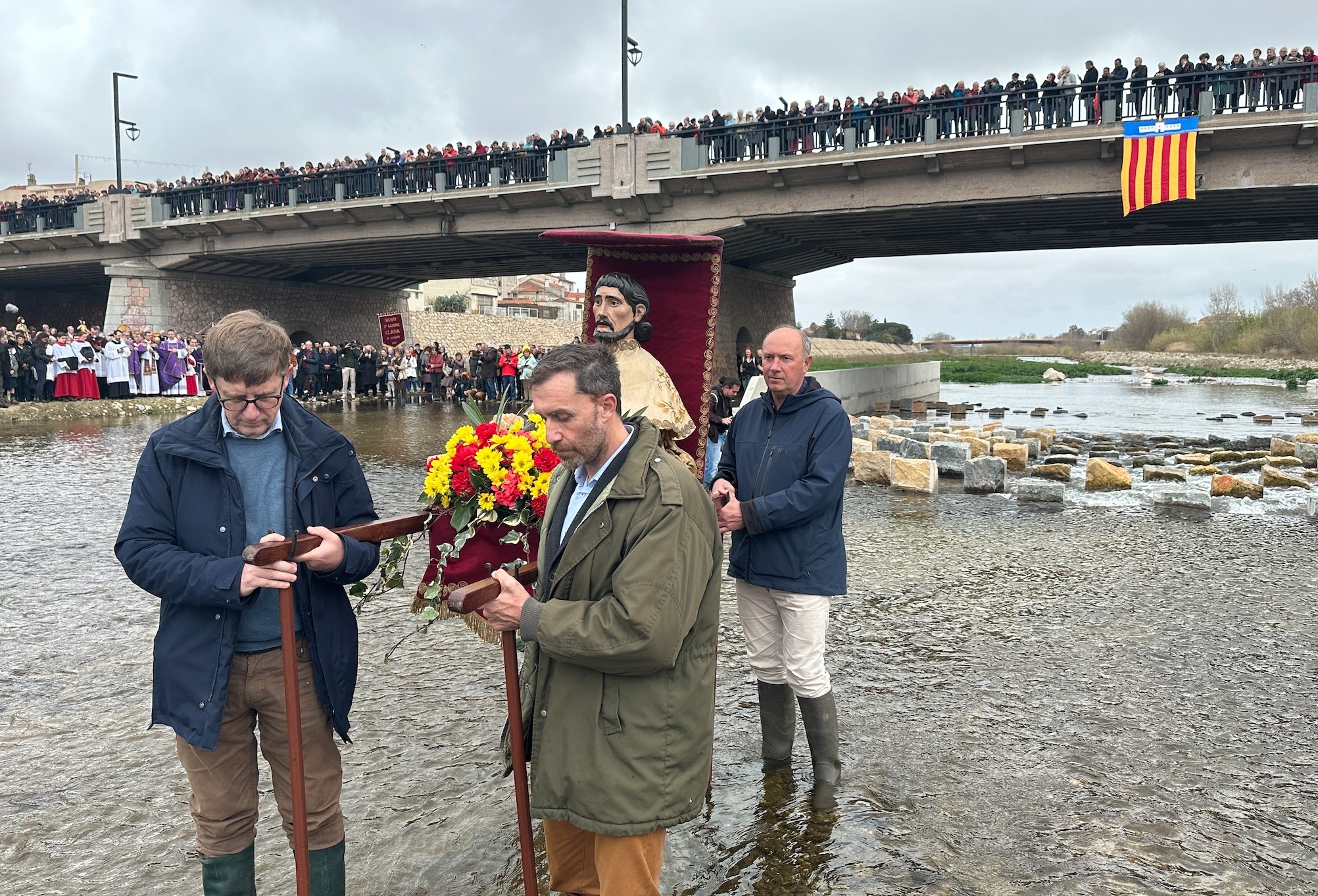 Le 18 mars, les pieds dans la Têt, des agriculteurs ont imploré Saint Gaudérique, patron des cultivateurs, de faire tomber la pluie, réinstaurant une pratique séculaire, abandonnée au 18ème siècle (Crédit photo : R. Lecocq)