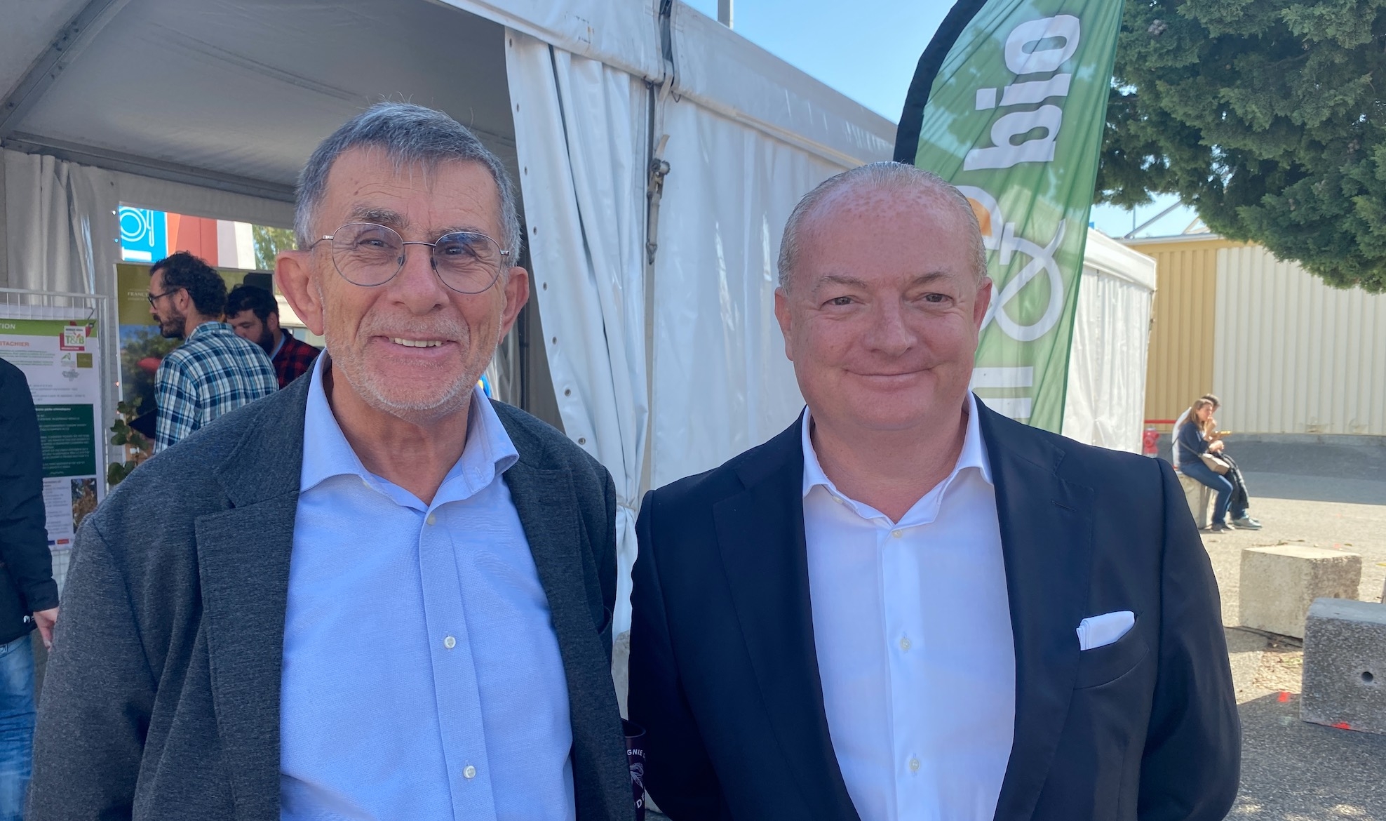 Jean-Louis Joseph (à gauche) et Maxence Garanjoud, deux jeunes producteurs de pistaches qui ne craignent pas de s ‘étrangler (Crédit photo : R. Lecocq)