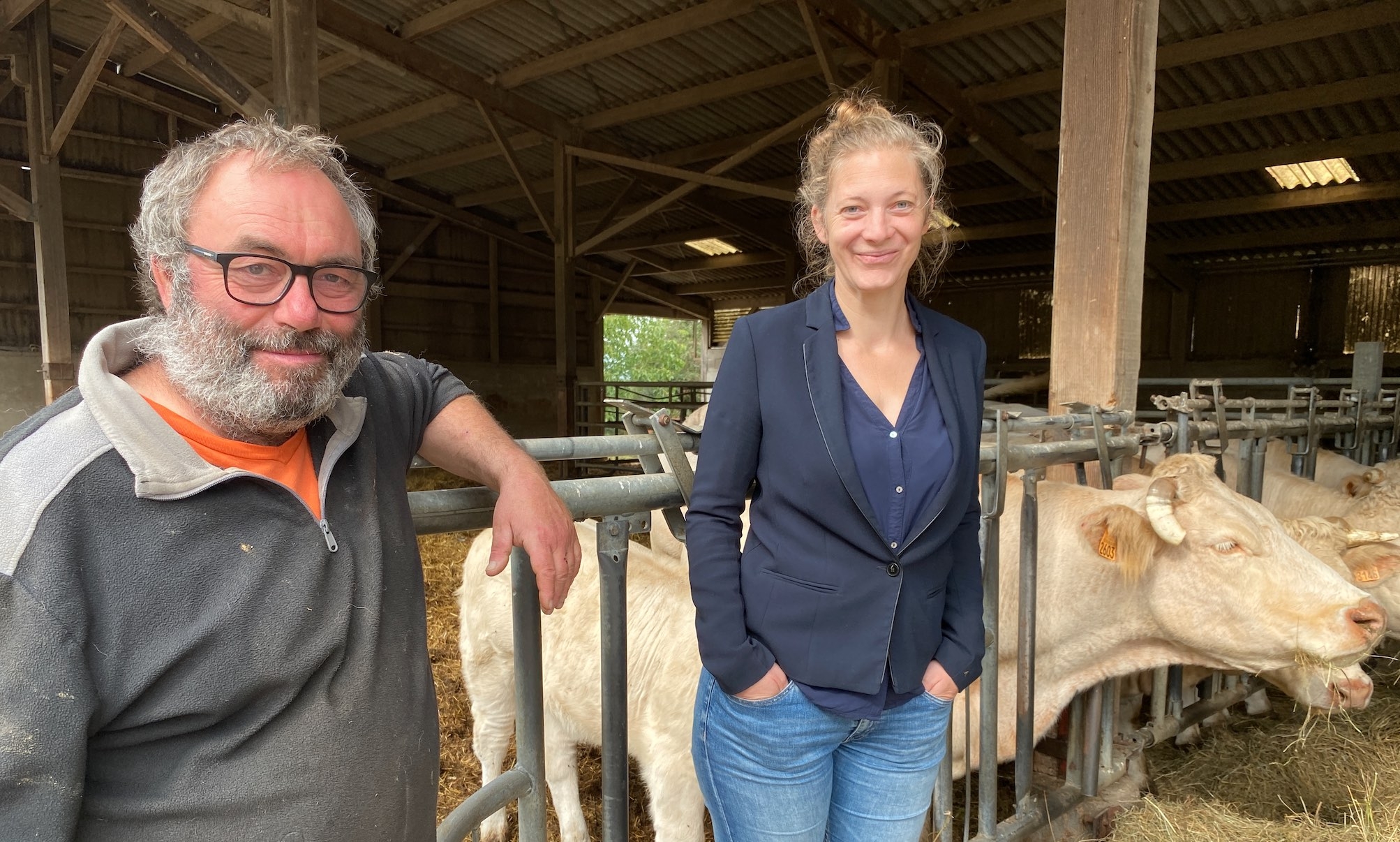 Gilles aux côtés d’Émilie Jeannin, éleveuse installée avec son frère Brian en Côte-d’Or, et présidente du Bœuf Éthique