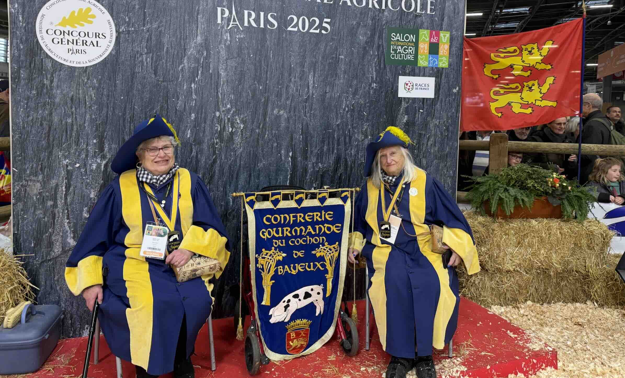 Nicole Levieux (à gauche) et Marie-Chantal Eudine en pleine représentation au Salon de l’agriculture le 25 février (Crédit photo : R. Lecocq)
