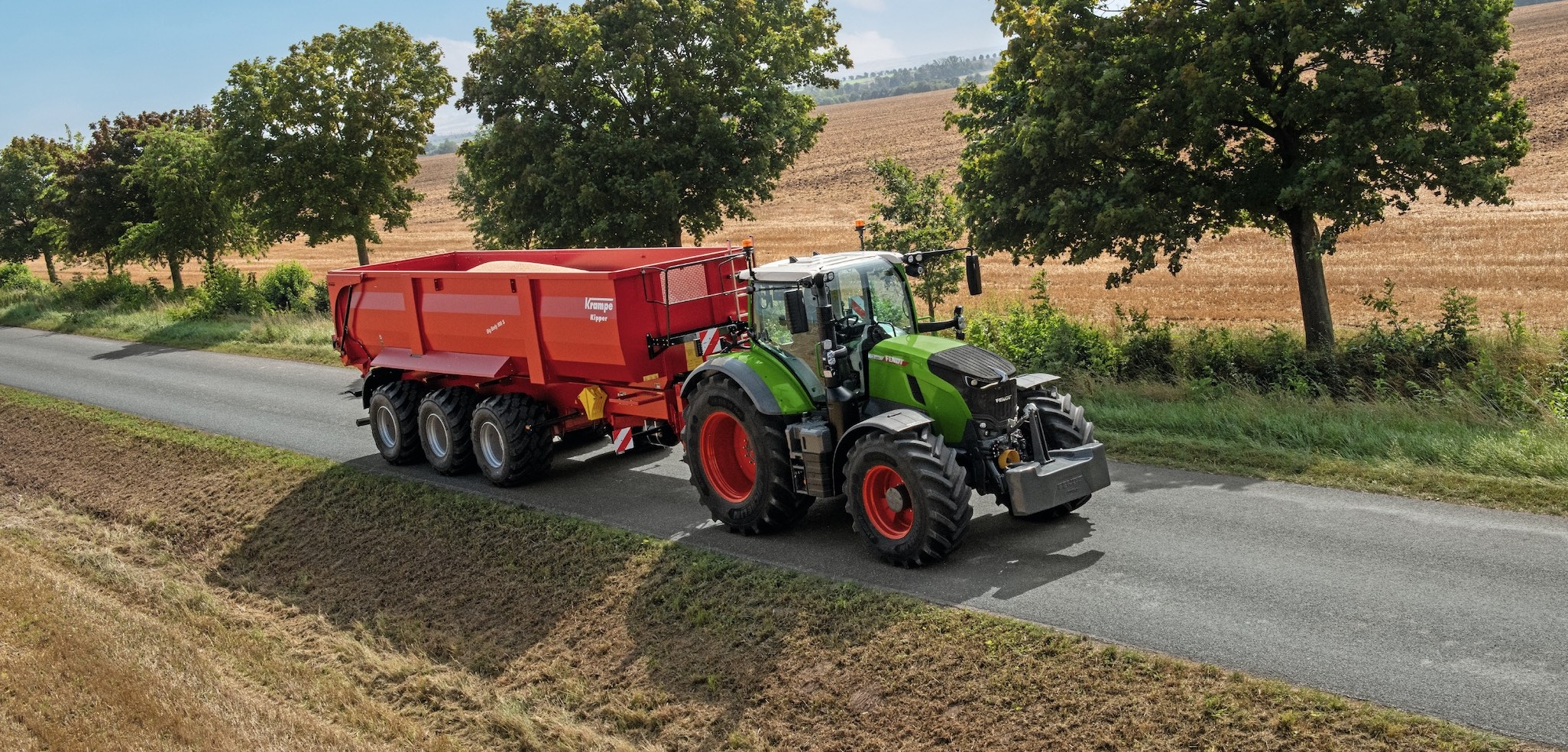 La transmission Fendt VarioDrive assure la gestion intelligente des quatre roues motrices entrainant les essieux avant et arrière en fonction des besoins et répartissant la puissance et le couple de manière dynamique, indépendamment des positions route et champ