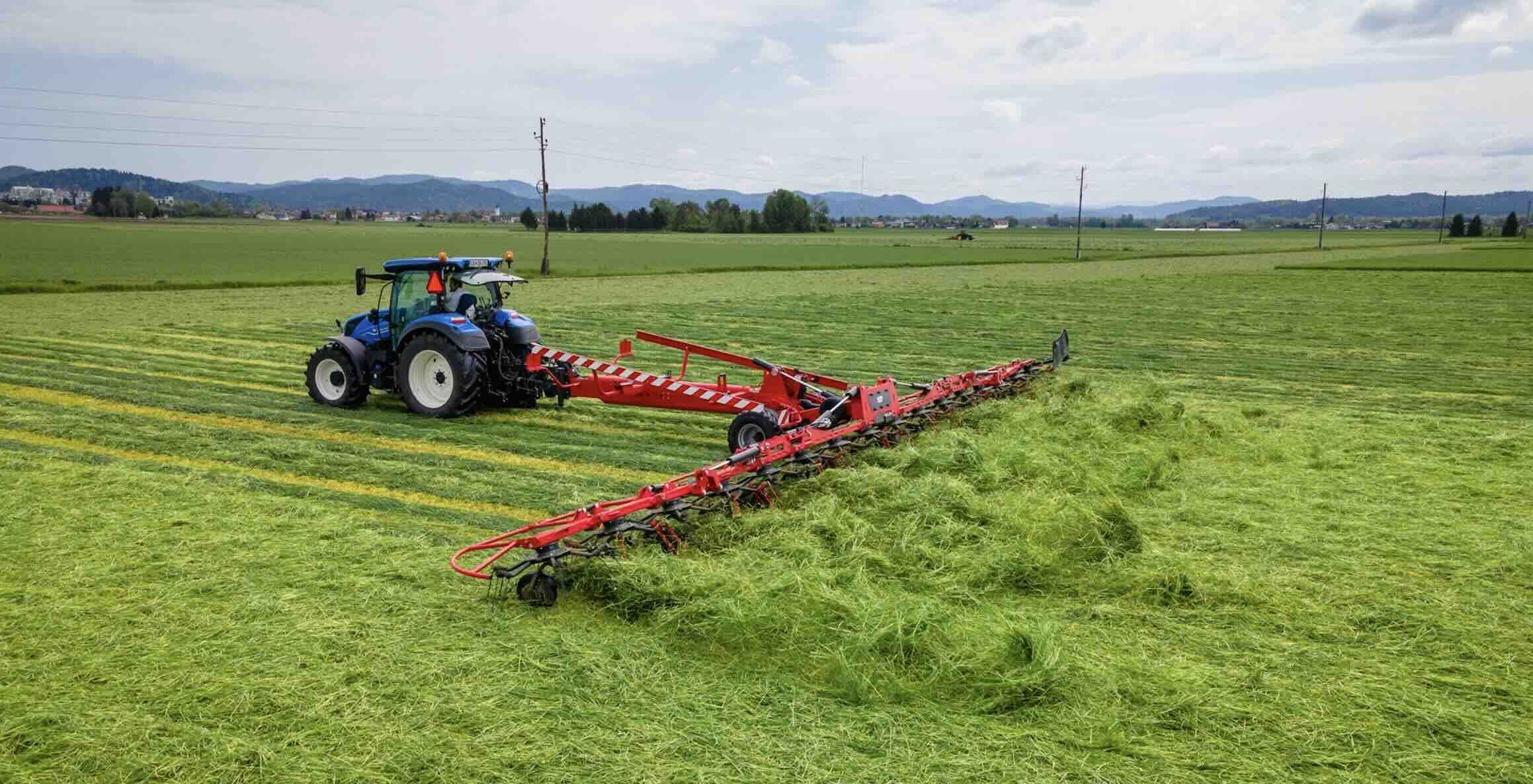 Prédisposée Isobus, la faneuse présente un point de pivotement placé à l'arrière du chariot, au service de la traction et de la manœuvrabilité