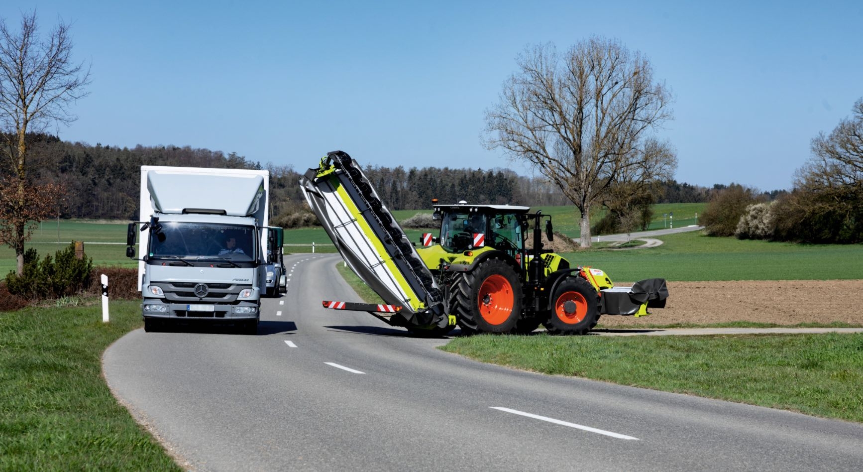 En étant très peu déportée vers l’arrière, la faucheuse offre à l’ensemble tracteur-machine des changements de direction sécurisés dans les virages