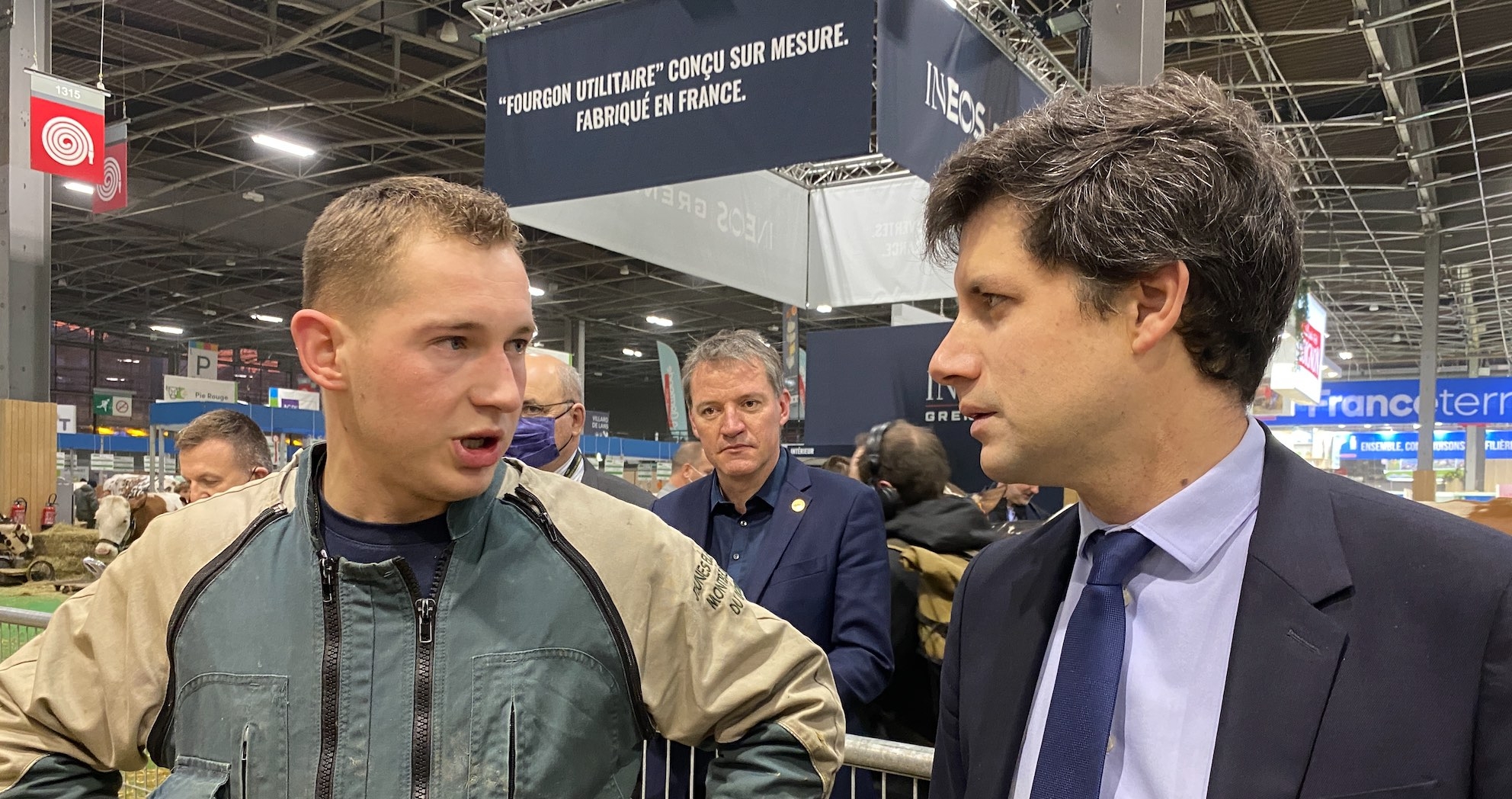 « Moi ce que je veux pour l’agriculture, c’est des prix, pas des primes » : un jeune éleveur et un ministre en phase, au Salon de l’agriculture