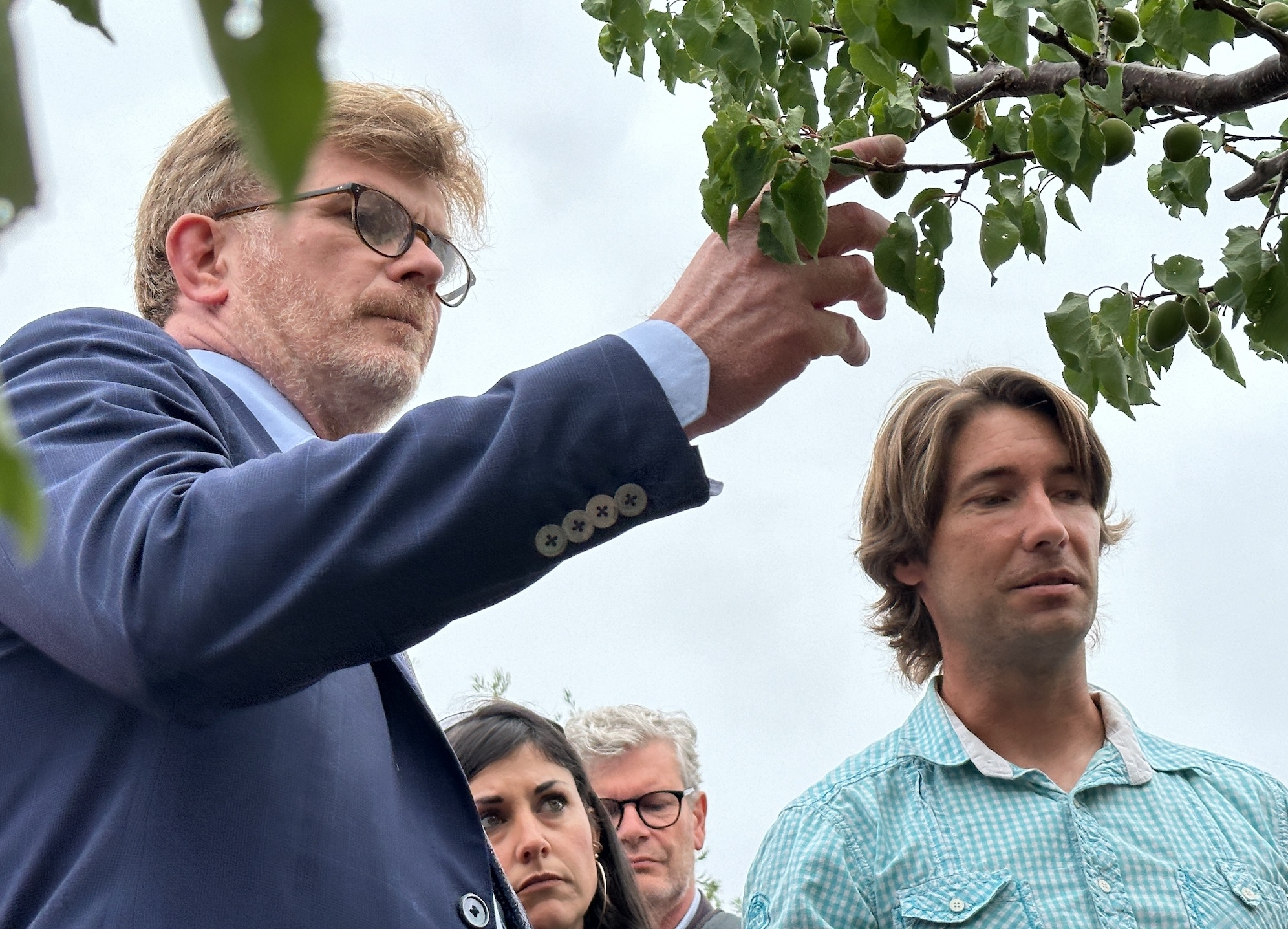 Le ministre de l’Agriculture dans un verger d’abricotiers à Espira-de-l’Agly le 6 mai