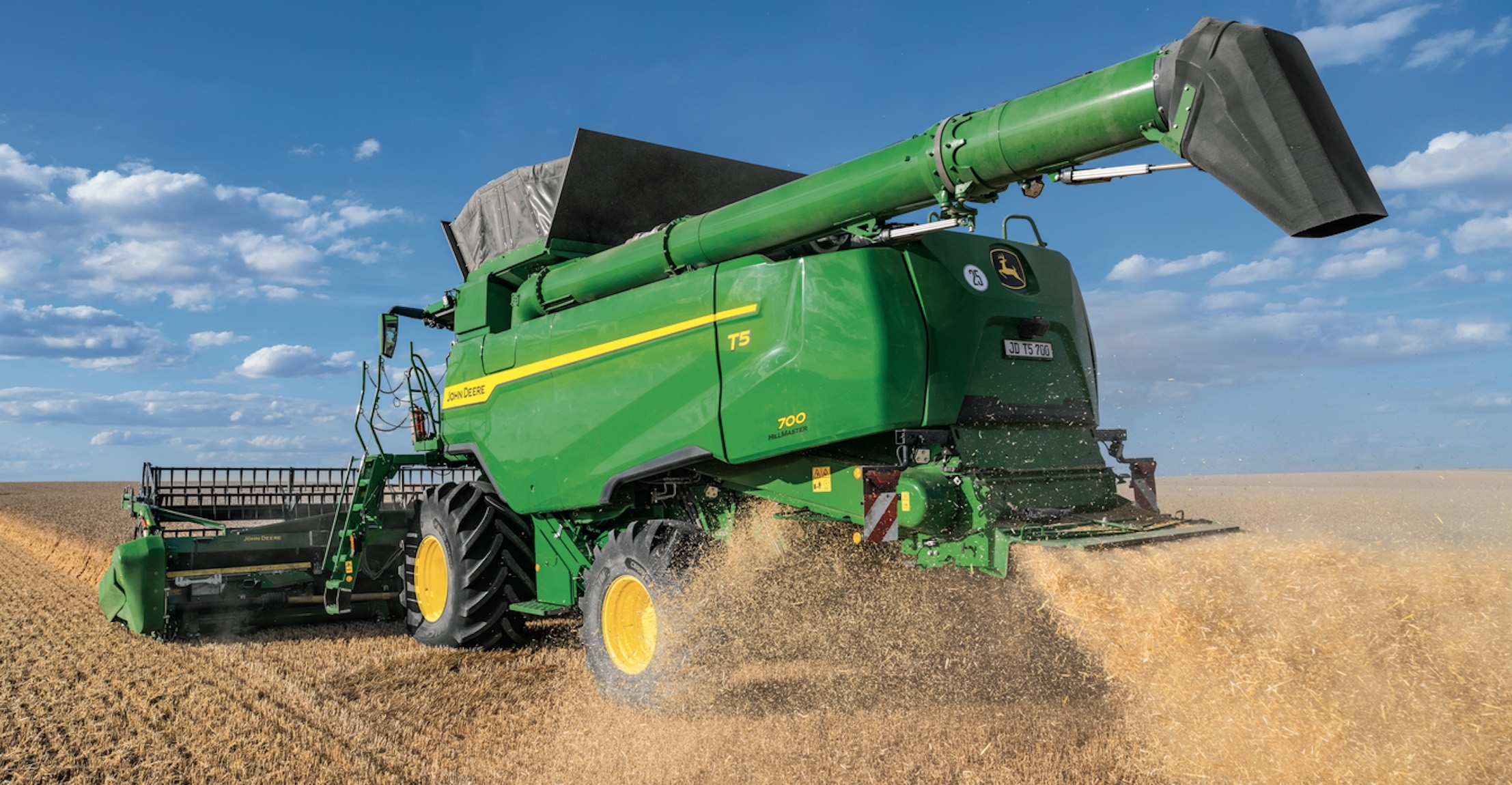 La série T5 compte quatre modèles (T5 400 de 305ch, T5 500 de 348 ch, T5 600 de 387 ch et T5 700 de 421 ch de puissance maxi) à 5 secoueurs (Crédit photo : John Deere)