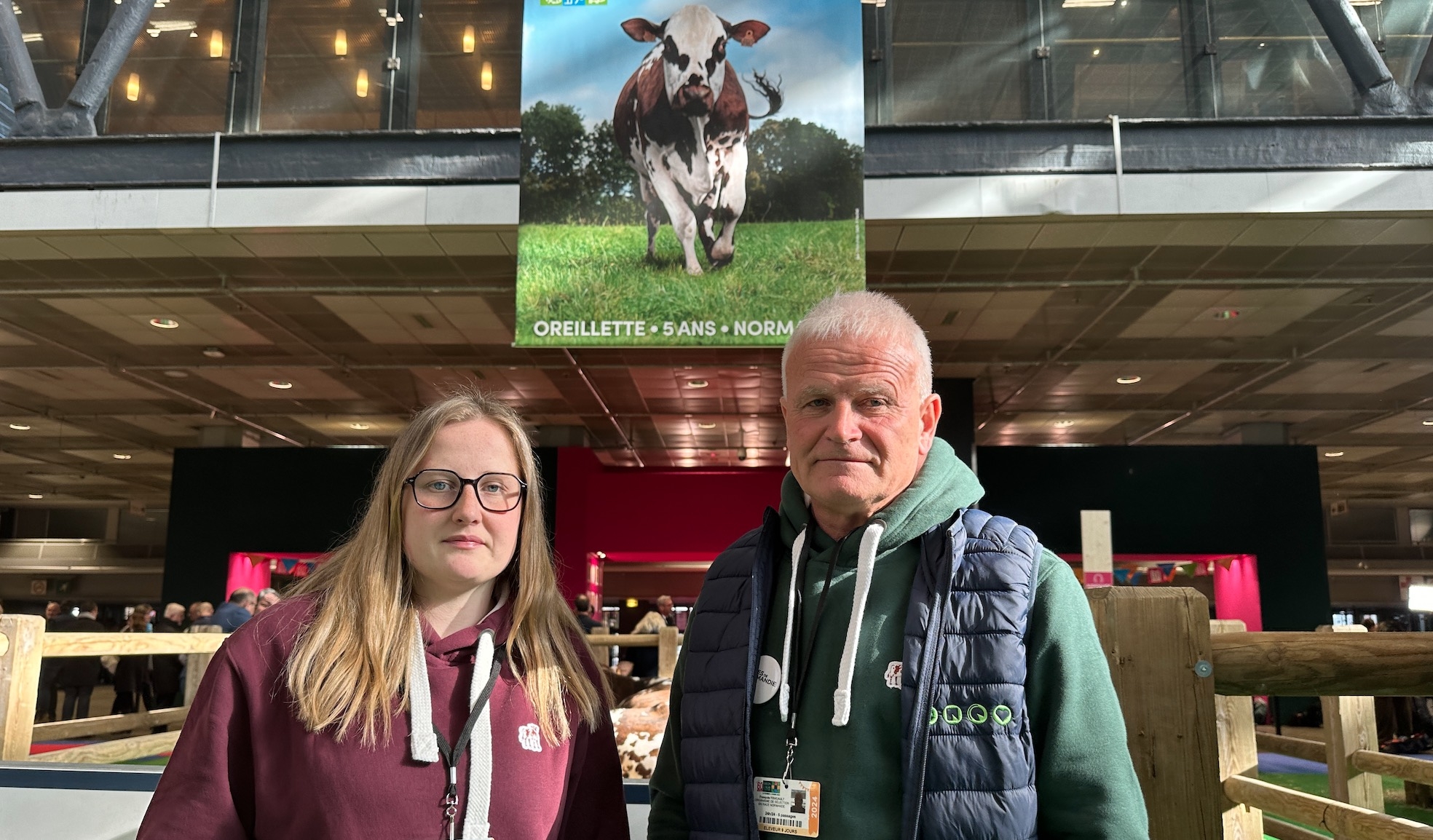 Lucie et François Foucault, éleveurs laitiers dans l’Orne, propriétaires d’Oreillette, l’égérie 2024 du Salon de l’agriculture (Crédit photo : R. Lecocq)