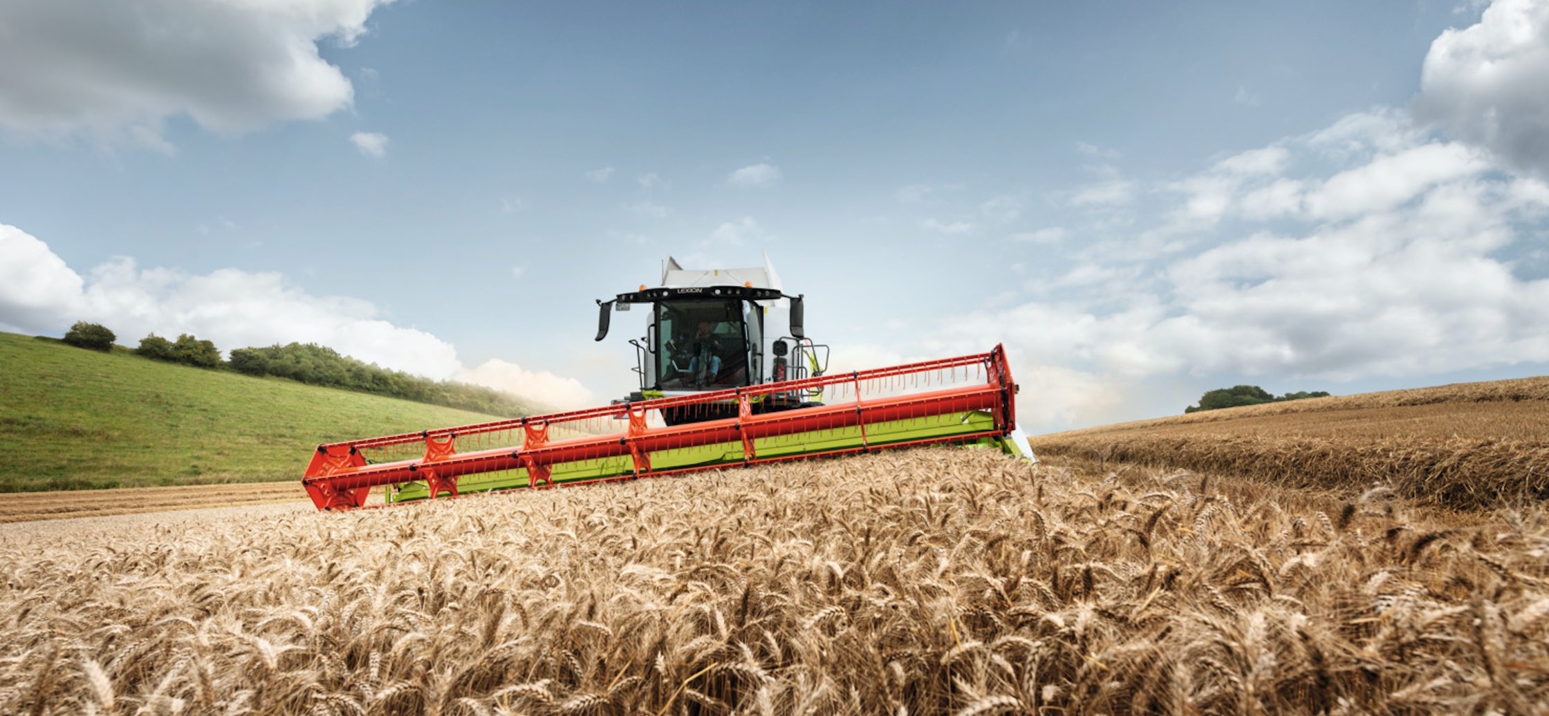 Le constructeur complète son offre de machines à châssis Montana compensant les dévers jusqu'à 18 % et un angle de piquage jusqu'à 6°, avec la Lexion 5500 (408 ch, secoueurs) et la 7700 (549 ch, hybride)