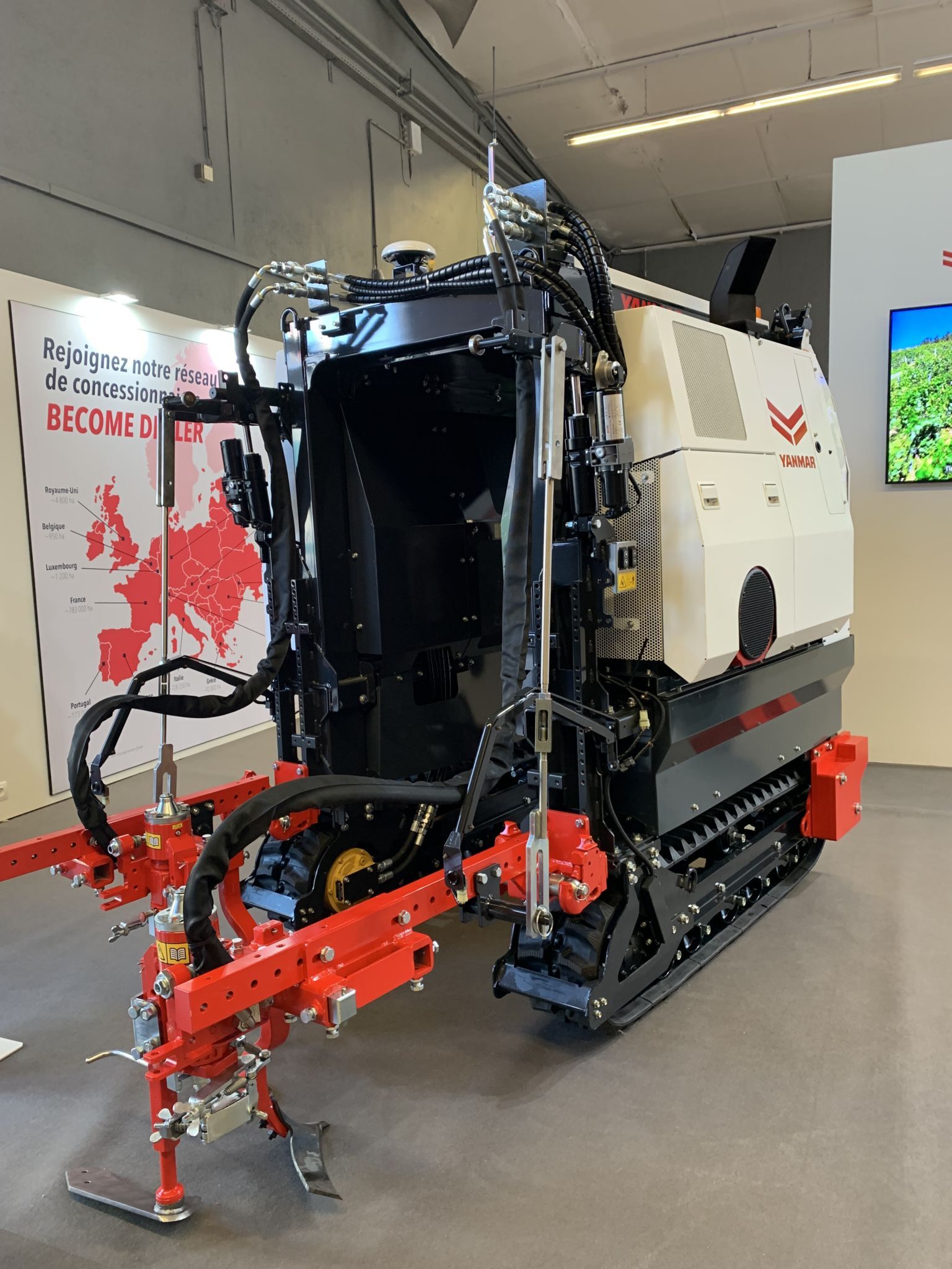 Le YV01 XL pour vignes hautes (Crédit photo : Yanmar)