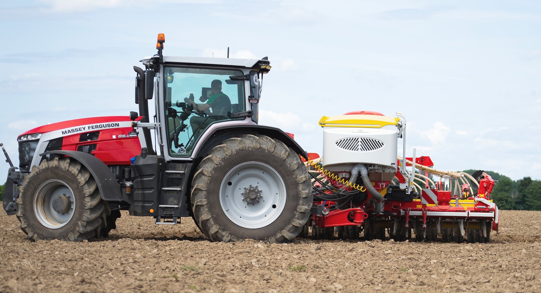 La construction compacte et basse de la trémie ainsi que l'intégration du rouleau au châssis permettent des manœuvres rapides et faciles en bout de champ