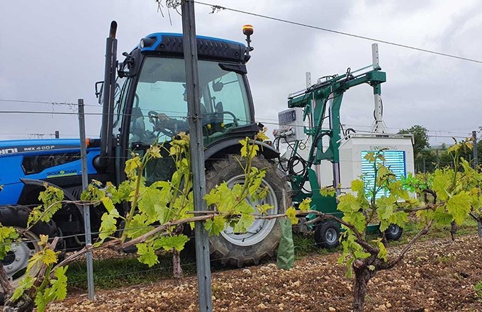 UV Boosting développe la stimulation des défenses naturelles de la vigne par les rayonnements UV-C, atténuant les effets du gel et du stress hydrique, en plus de contribuer à réduire l’usage des fongicides, dans une proportion pouvant aller jusqu’à 75% (Crédit photo : UV Boosting)