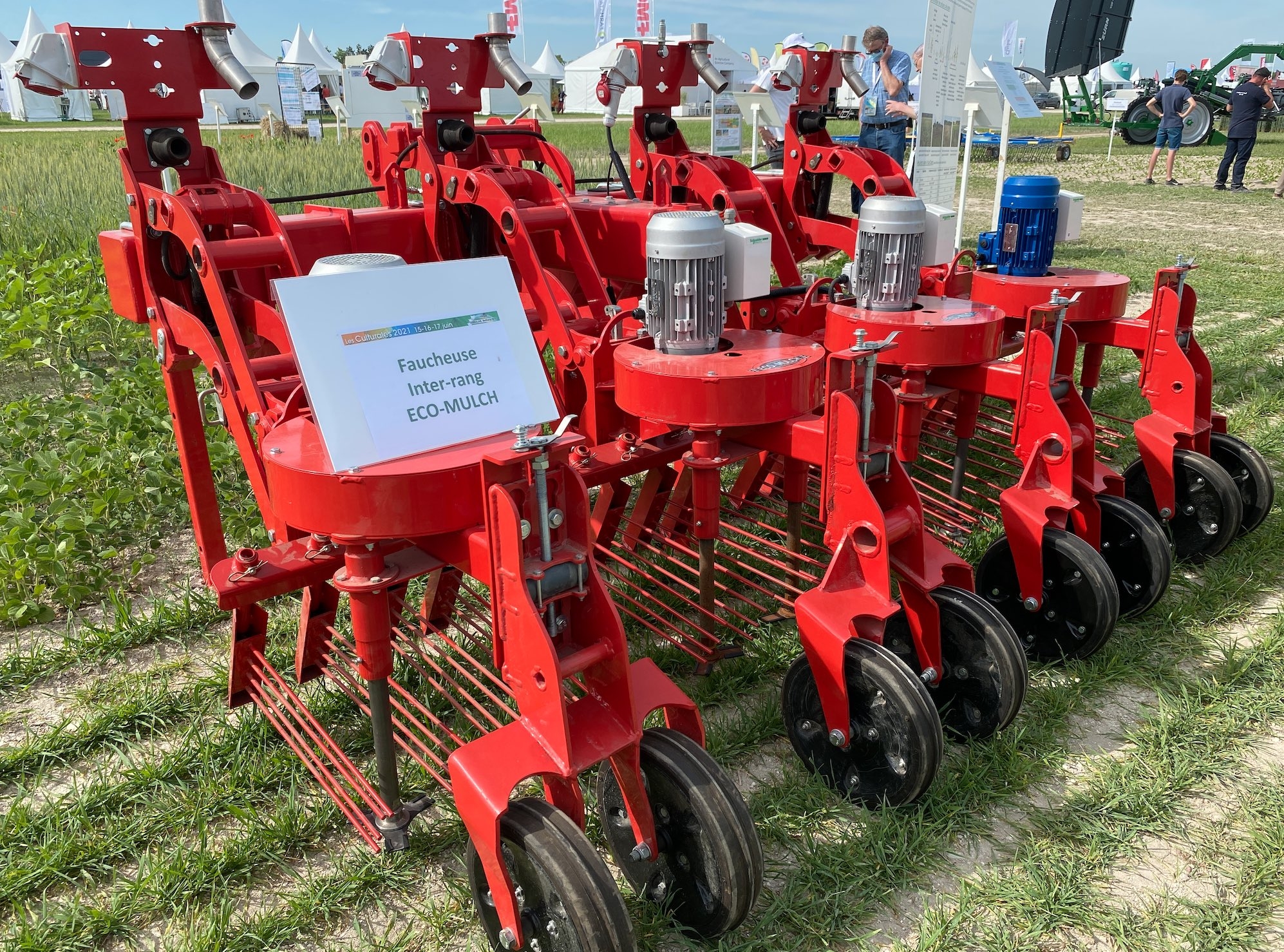 Eco-Mulch a conçu un porte-outils apte à réaliser de multiples façons mécaniques et thermiques inter-rang