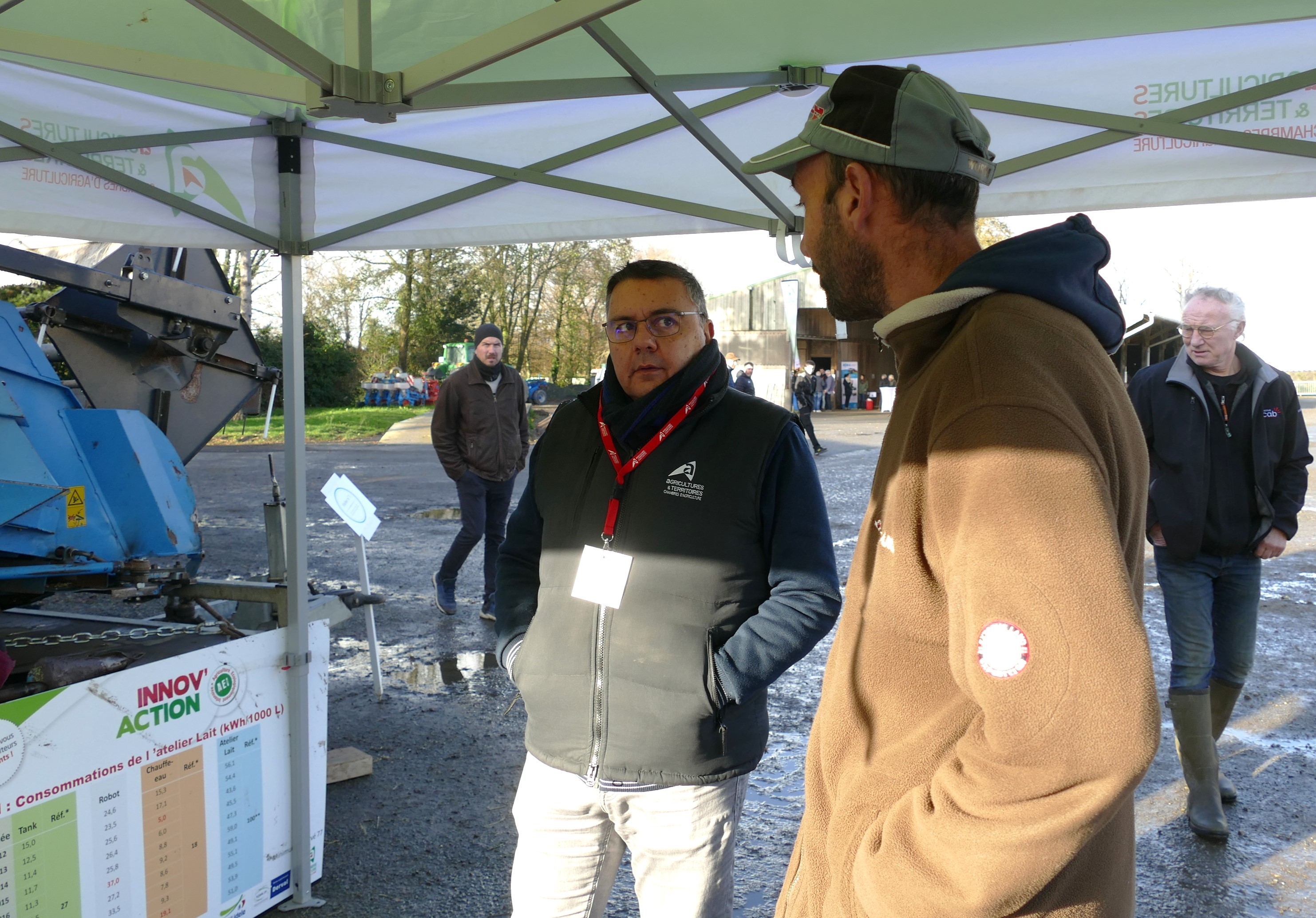 Sébastien Bordereau, chargé de mission énergie à la Chambre d’agriculture des Pays de la Loire, a animé un atelier autour de la consommation électrique de l’atelier lait, le 12 décembre dernier, à l’occasion des portes ouvertes de la Ferme de Derval (44) (Crédit photo : Catherine Perrot)