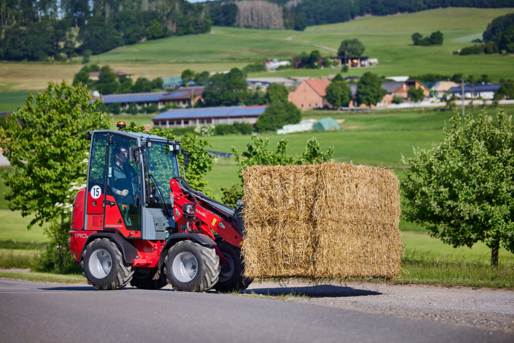 Le MPEV 600 CT est un enfonce pieux pour porteurs (tracteurs, télescopiques, chargeuses, pelles, etc) garantissant zéro vibration dans le bras du porteur (Crédit photo : Yanigav)