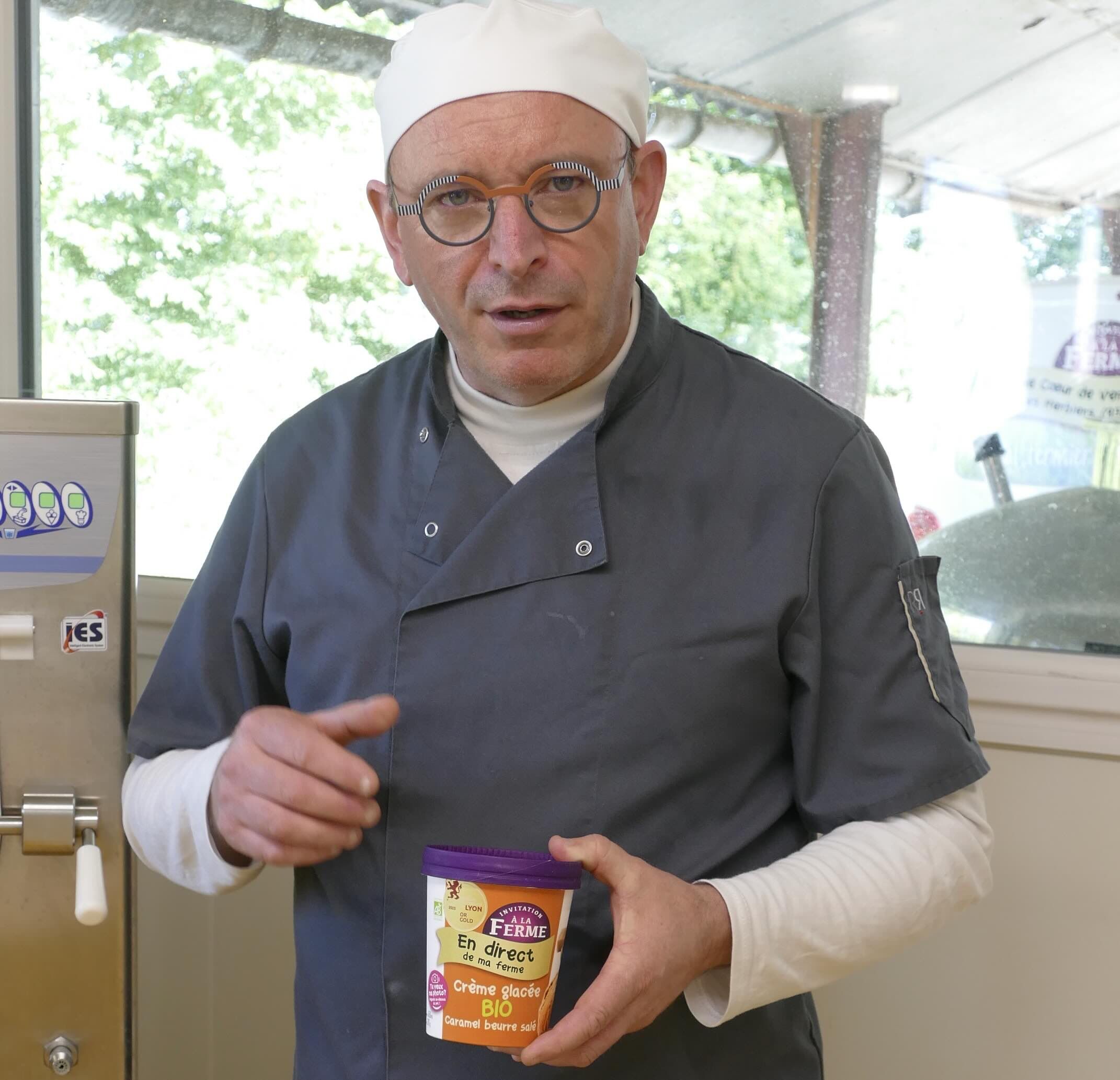 Eddy Christin est désormais éleveur et glacier : il transforme son lait brut, tel qu’il arrive de la traite et après pasteurisation, en glaces fermières (Crédit photo : Catherine Perrot)