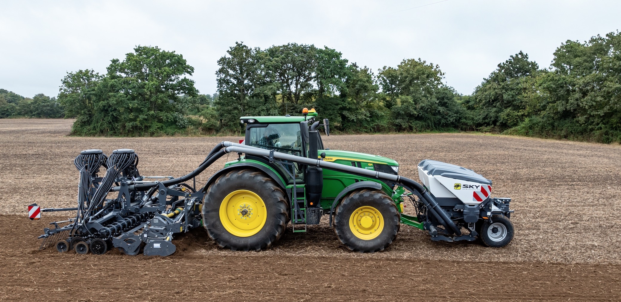 La trémie frontale Progress TF associé au combiné de semis Progress (Crédit photos : Sky Agriculture)