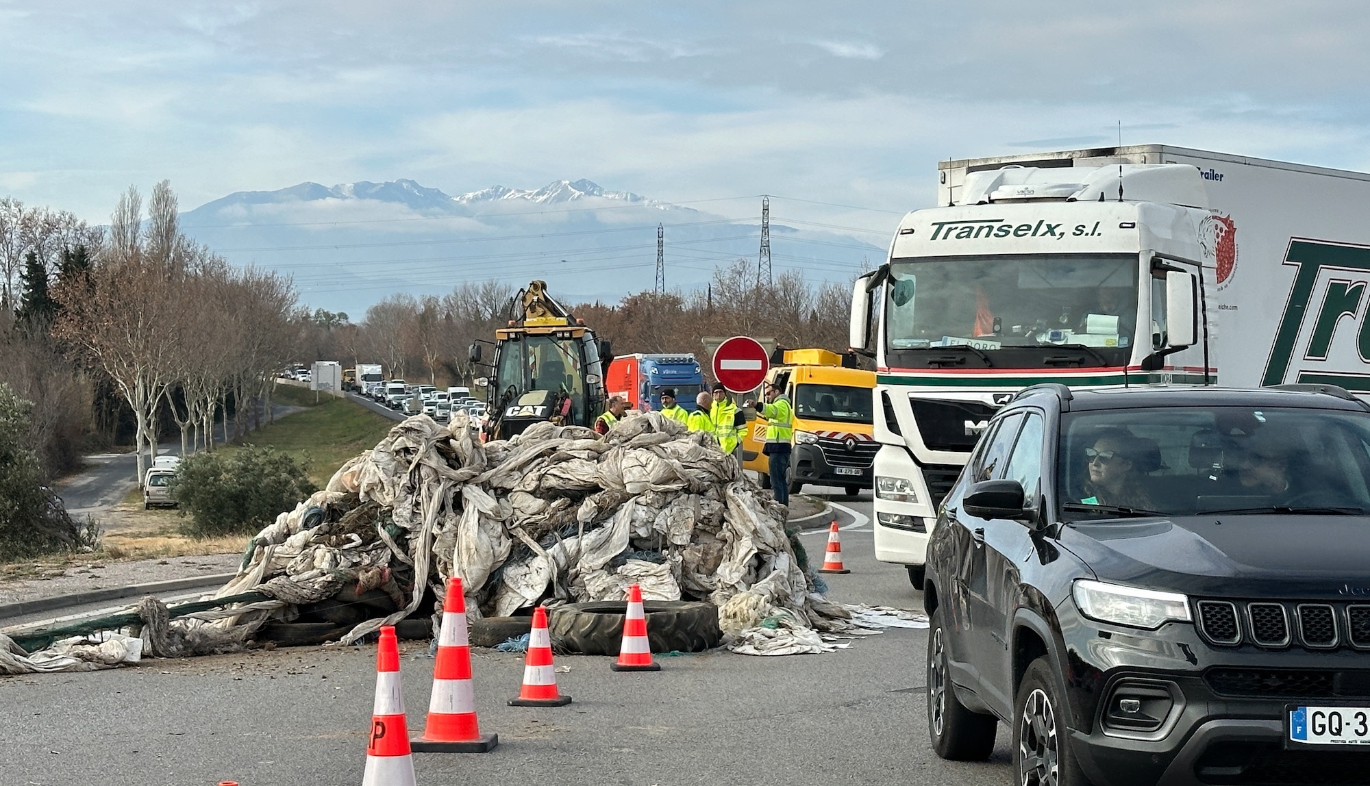 Barrage, bouchon et au fond, le massif du Canigou (2784 mètres) qui désespère la neige