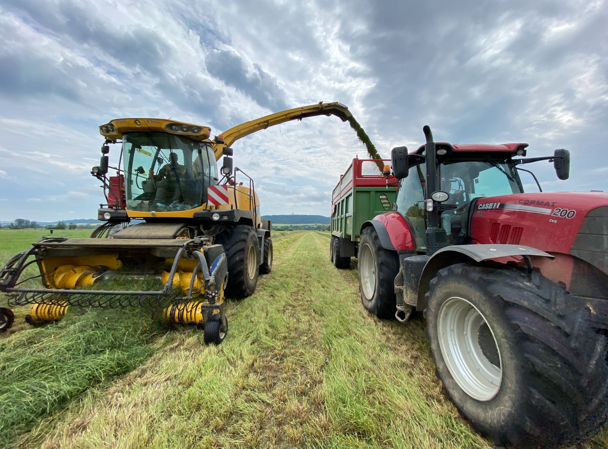 En élevage, la juxtaposition de plusieurs ateliers de production crée potentiellement des surcharges de mécanisation (Crédit photo : R. Lecocq)