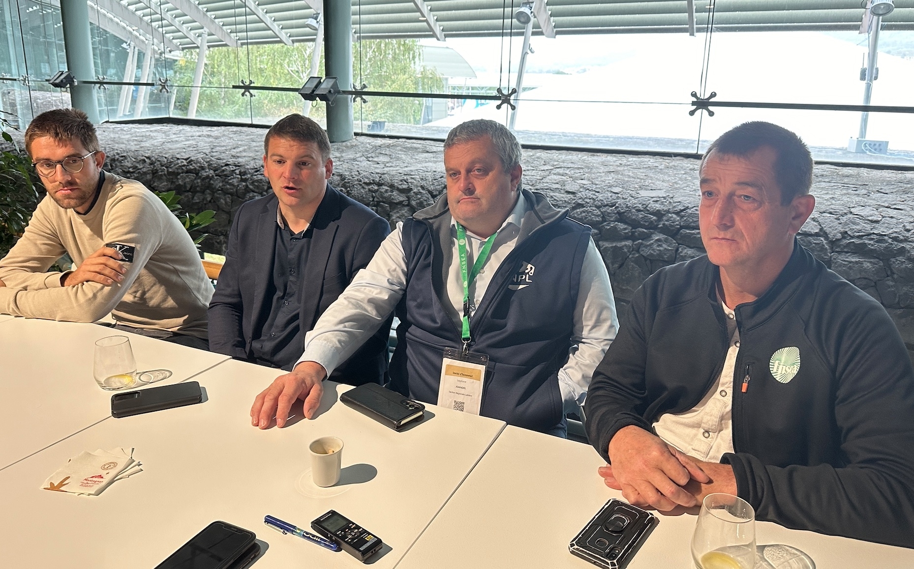 De g. à d. : Julien Duplomb (président JA 43), Yohann Barbe (président FNPL), Stéphane Jouandel (secrétaire général FNPL) et Eric Richard (administrateur FNPL) au Sommet de l’élevage, le 1er octobre 2024