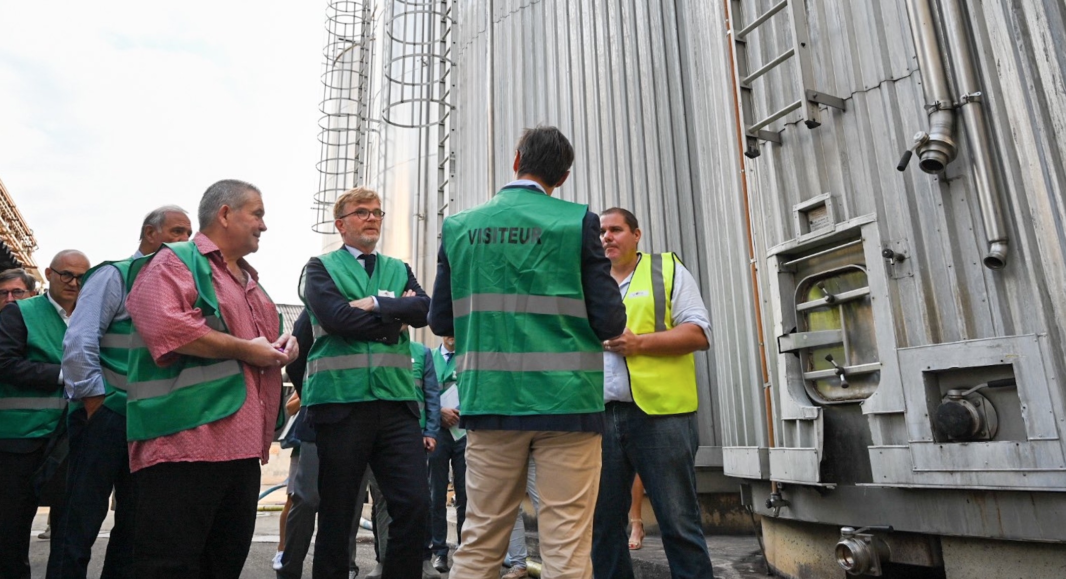 Le ministre de l’Agriculture Marc Fesneau à la distillerie d’Olonzac dans l’Hérault le 24 août 2023 (Crédit photo : X – ministère de l’Agriculture)