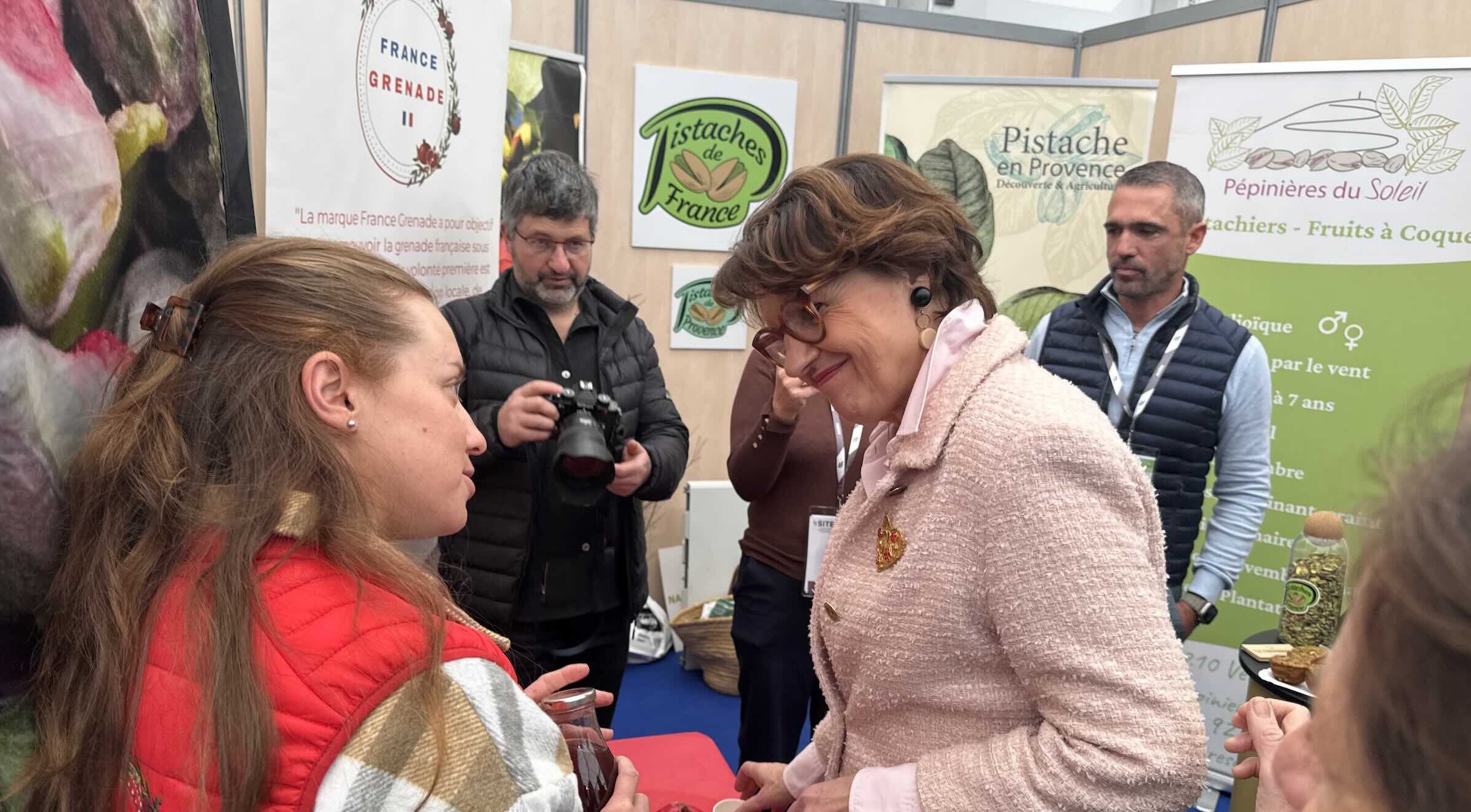 La ministre a fait une halte sur le stand de deux filières de diversification que sont la grenade et la pistache