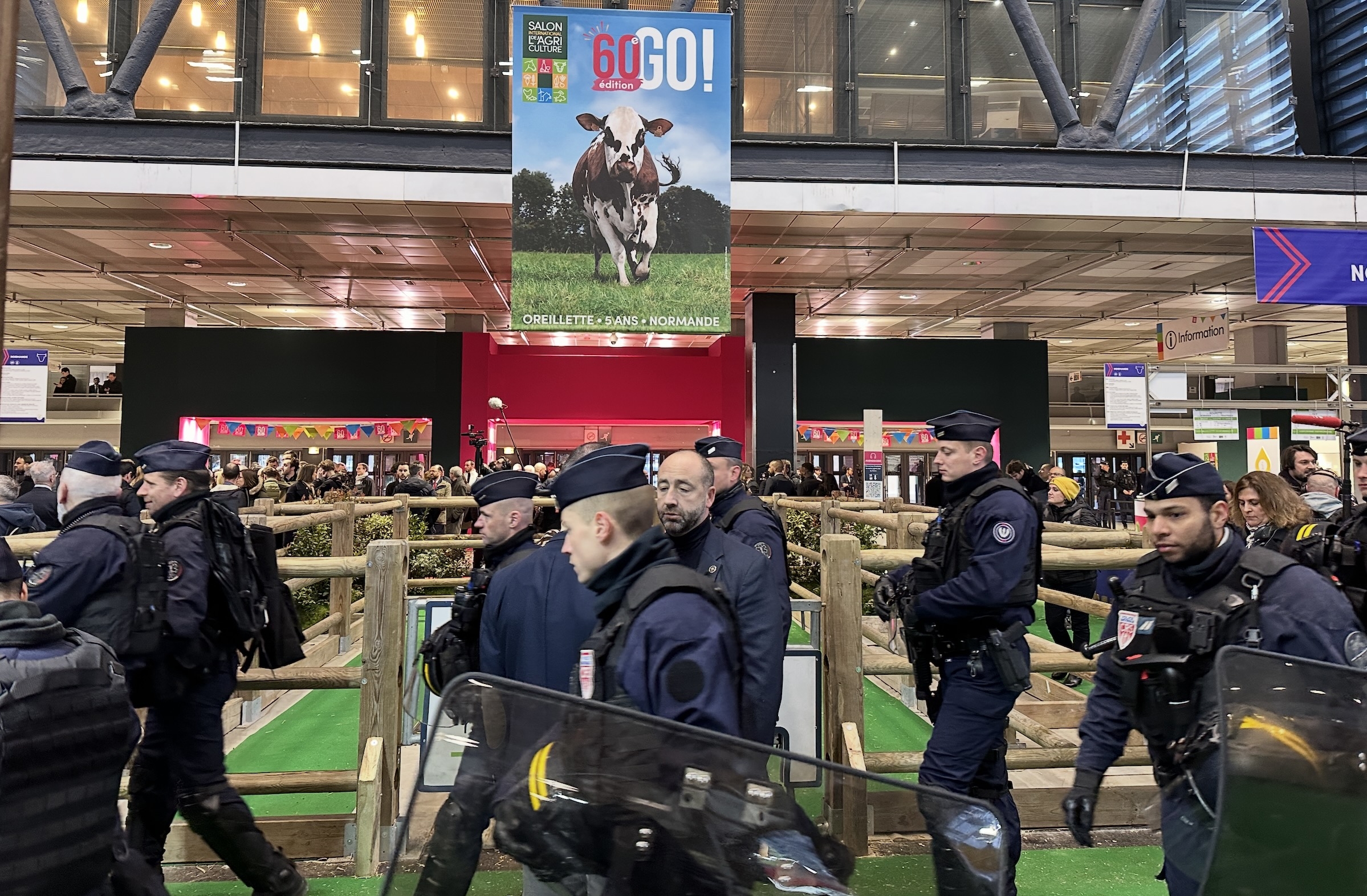 Pour ses 60 ans, le Salon de l’agriculture fait, pour la première fois, l’expérience d’affrontements entre forces de l’ordre dans l’enceinte même du Salon (Crédit photo : R. Lecocq)