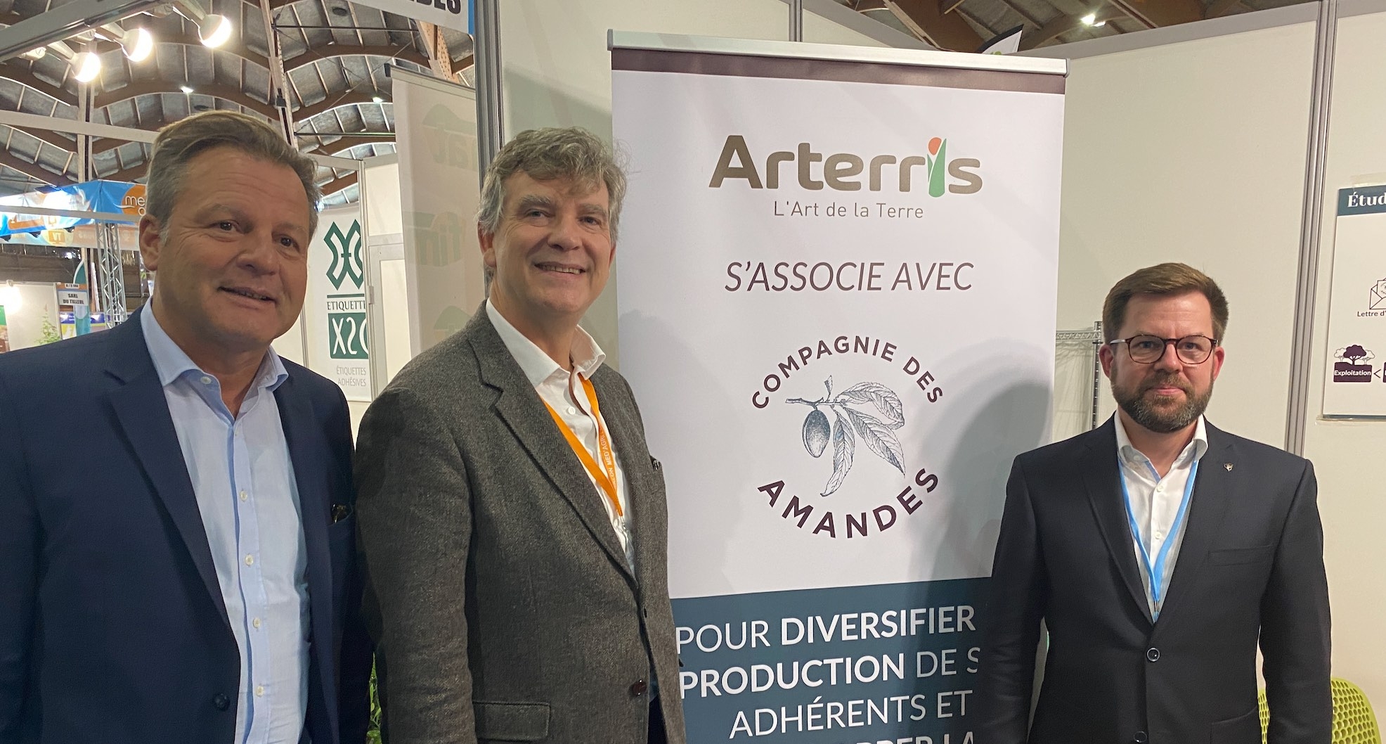 François Moulias (à gauche) et Arnaud Montebourg (au centre), directeur général et président de la Compagnie des amandes, et Jacques Groison, directeur du Pôle agricole d’Arterris (Crédit photo : R. Lecocq)