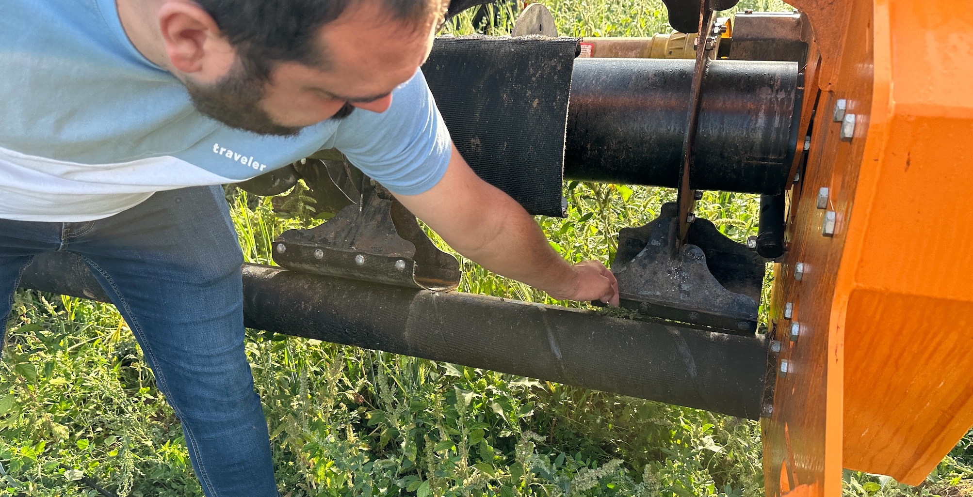 Les mauvaises herbes sont pincées entre des pales réparties sur toute  longueur d’un rotor, et deux rouleaux animés