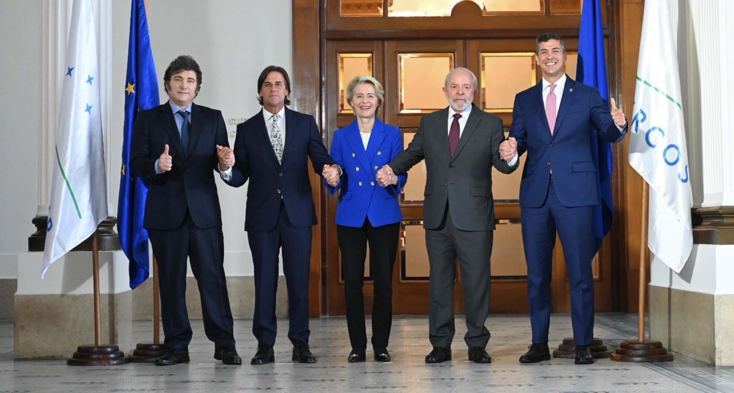 De g. à d., le président argentin Javier Milei, le président uruguayen Luis Alberto Lacalle Pou, Ursula von der Leyen, le président brésilien Luiz Inácio Lula da Silva et le président paraguayen Santiago Peña, au siège du Mercosur à Montevideo le 6 décembre © X