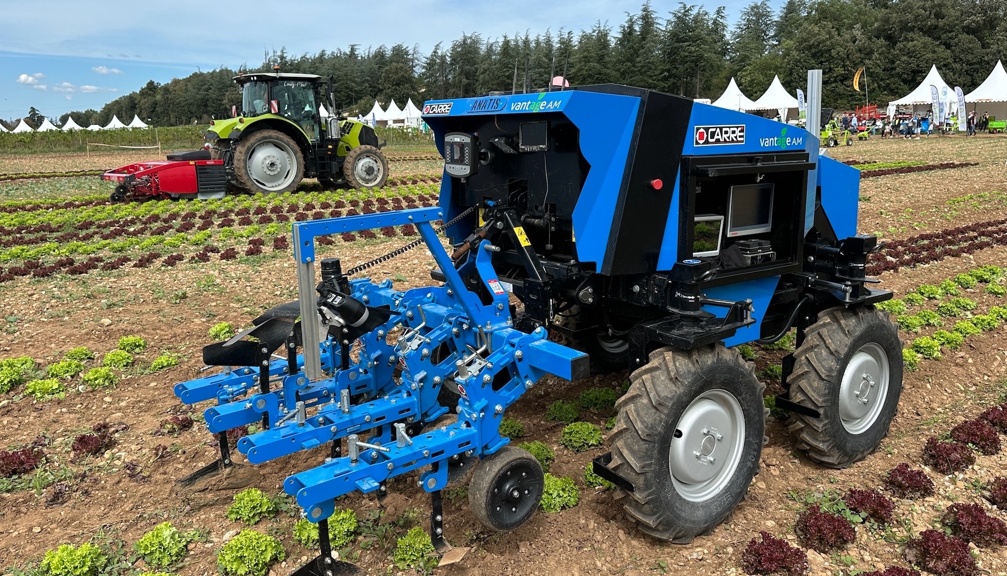 Au premier plan le robot Anatis de Carré, subventionné 40%, au second plan la bineuse intégrale IC-Weeder de Lemken, subventionnée à 30% (Crédit photo : R. Lecocq)