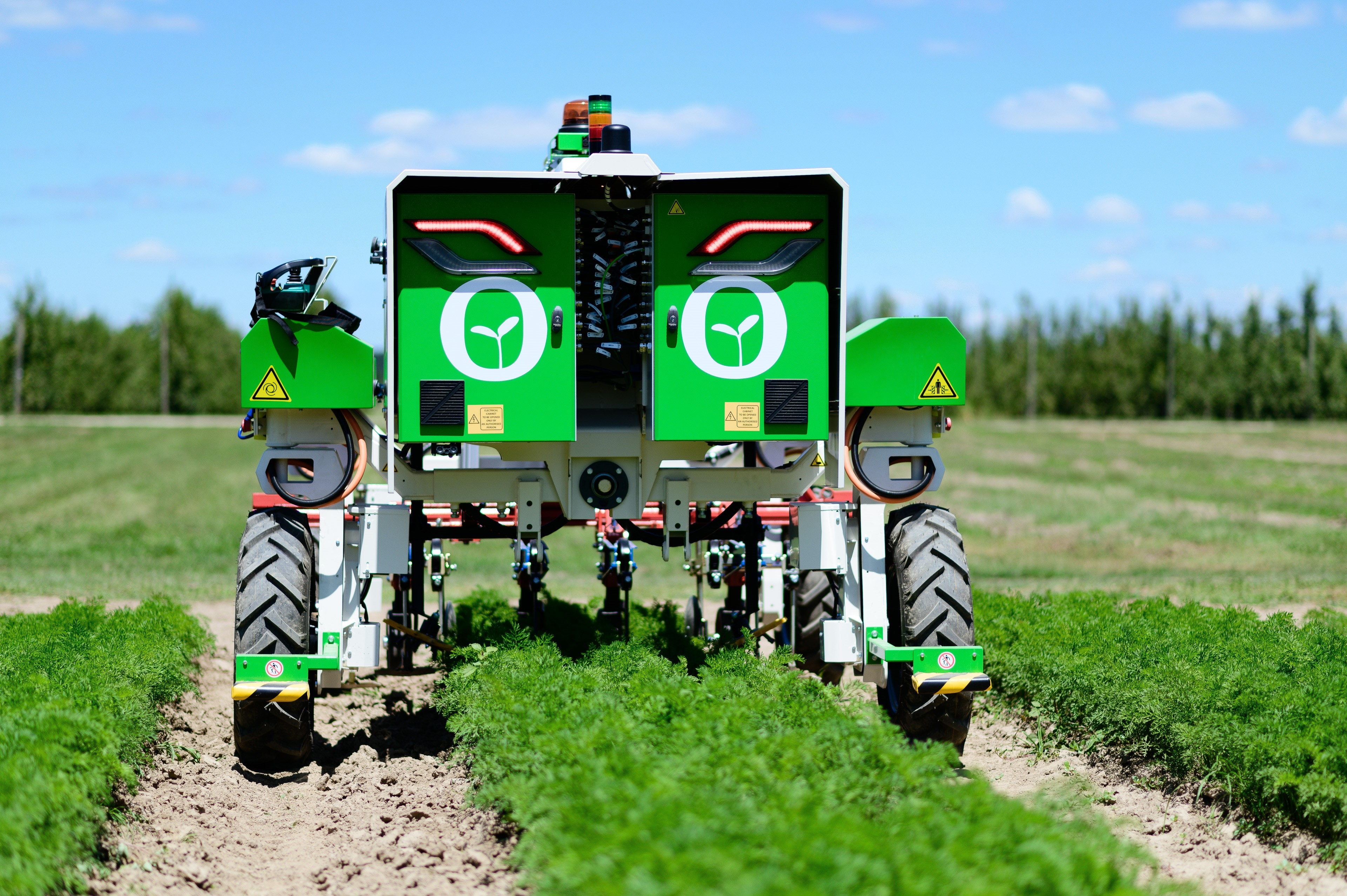 Orio est un robot enjambeur apte à désherber dans l’inter-rang et l’inter-plant des planches maraichères, au moyen de différents outils