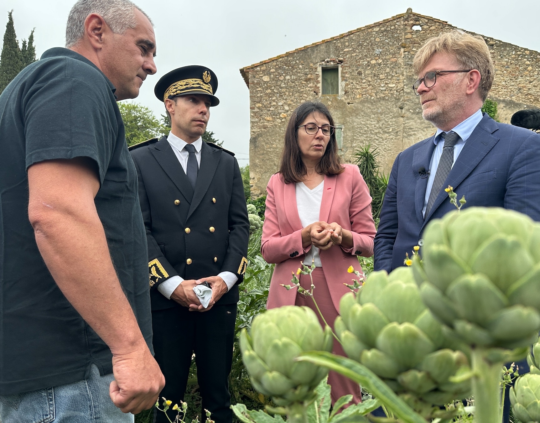 Jean-Marc Carrère, arboriculteur et maraicher à Ille-sur-Tête, aux côtés du préfet Rodrigue Furcy, de Fabienne Bonet, présidente de la Chambre d’agriculture des Pyrénées-Orientales et du ministre de l’Agriculture Marc Fesneau