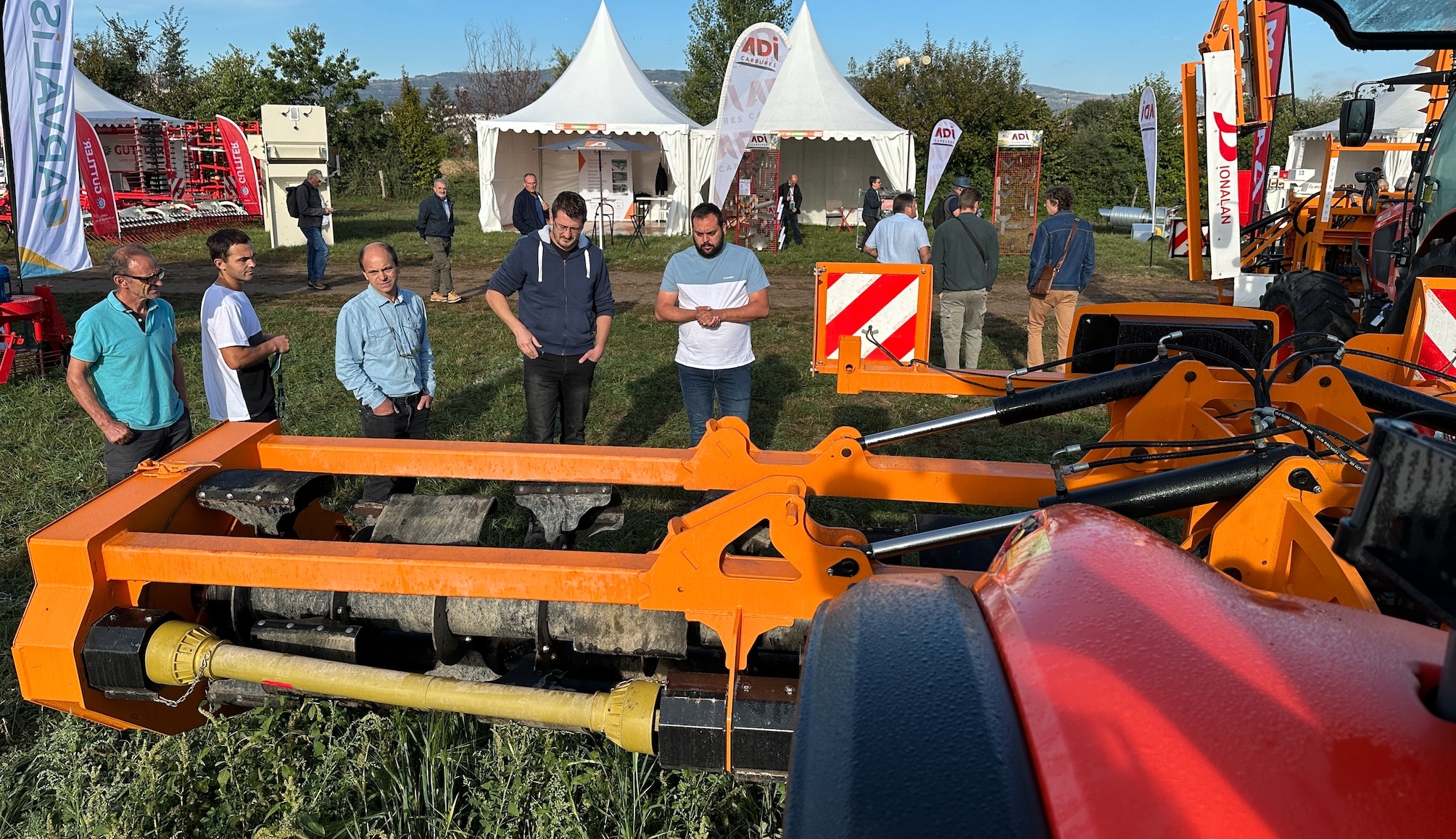 Basé dans les Ardennes, Bionalan propose avec la Tig’Air une arracheuse à doubles rouleaux et pales permettant d’arracher les chénopodes et autres amarantes dans les cultures basses, à une vitesse comprise entre 1,5 et 3,5 km/h, avec une efficacité comprise entre 50 et 100% (Crédit photo : R. Lecocq)