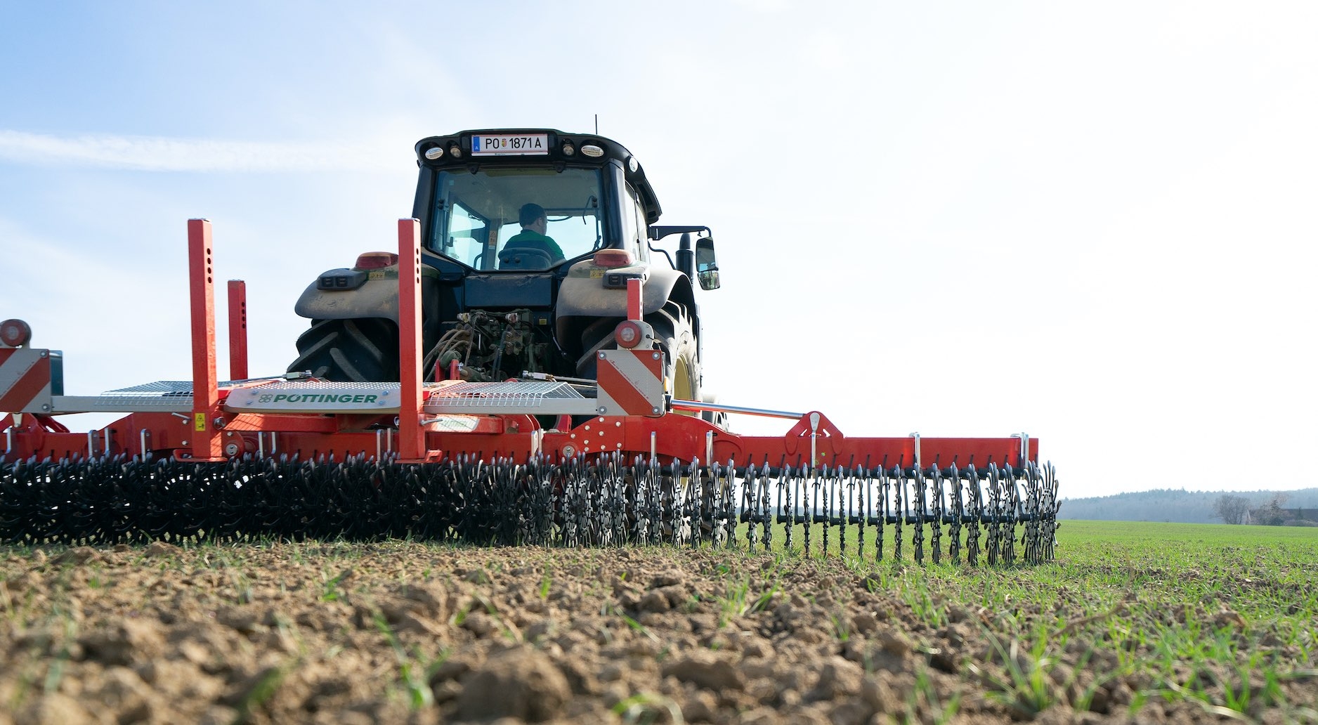 Proposée en 6,6 m, 8 m et 12,4 m, la houe rotative Rotocare est dotée d’étoiles fixées individuellement peuvant bénéficier d'une pression jusqu'à 20 kg (Crédit photo : Pöttinger)