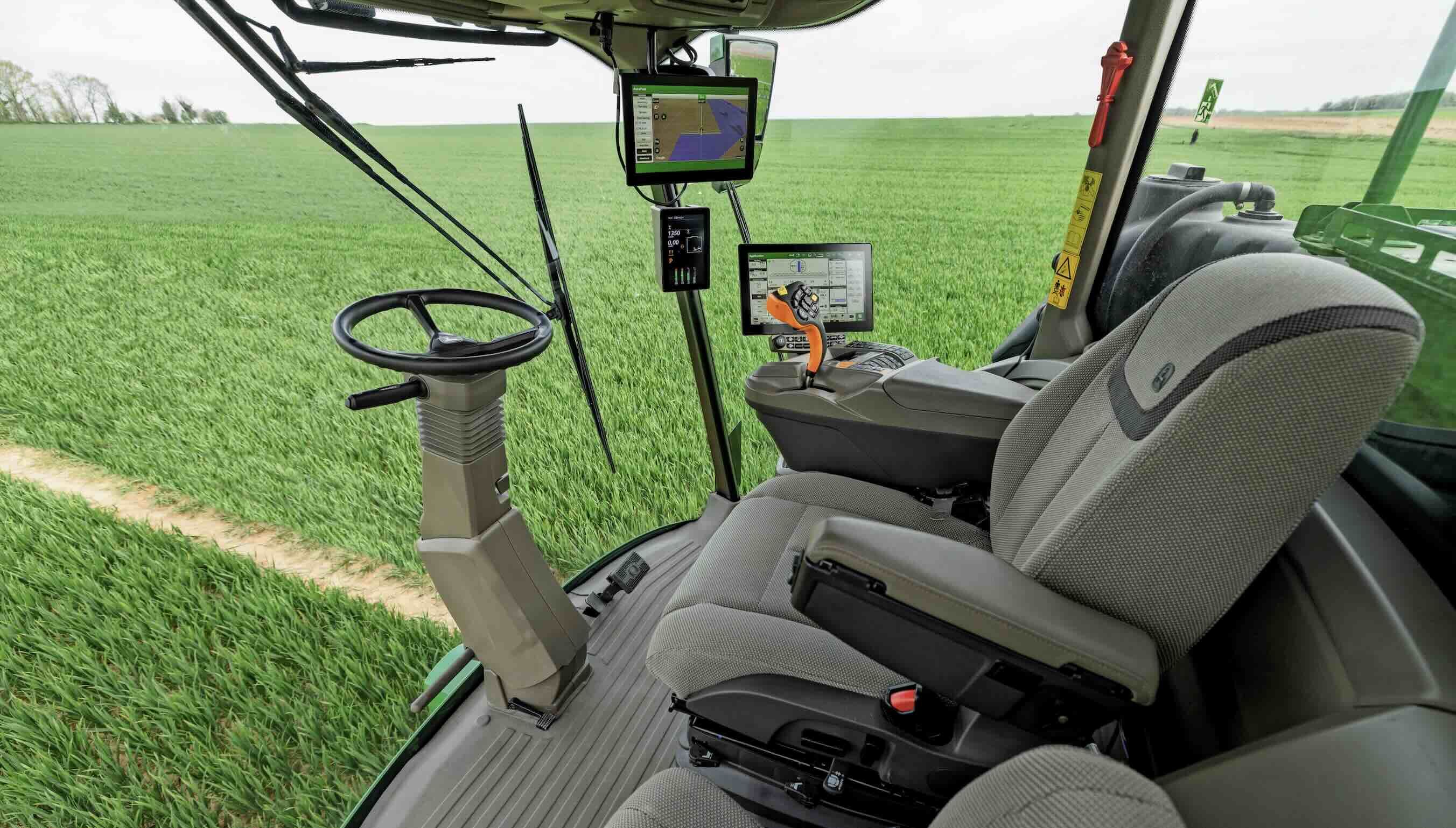 Héritant de la cabine premium des moissonneuses-batteuses, tout en assurant le plus haut degré de protection vis à vis des liquides, gaz et embruns (classe 4), l’automoteur offre une vue dégagée sur la rampe et sur l’environnement de travail
