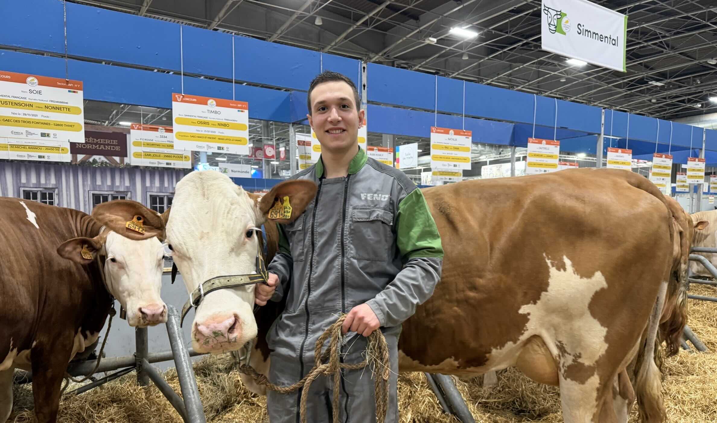 Baptiste Hance, ici avec Timbo, incarne la 5ème génération du Gaec Hance situé à Liffol-le-Grand dans les Vosges (Crédit photo : R. Lecocq)