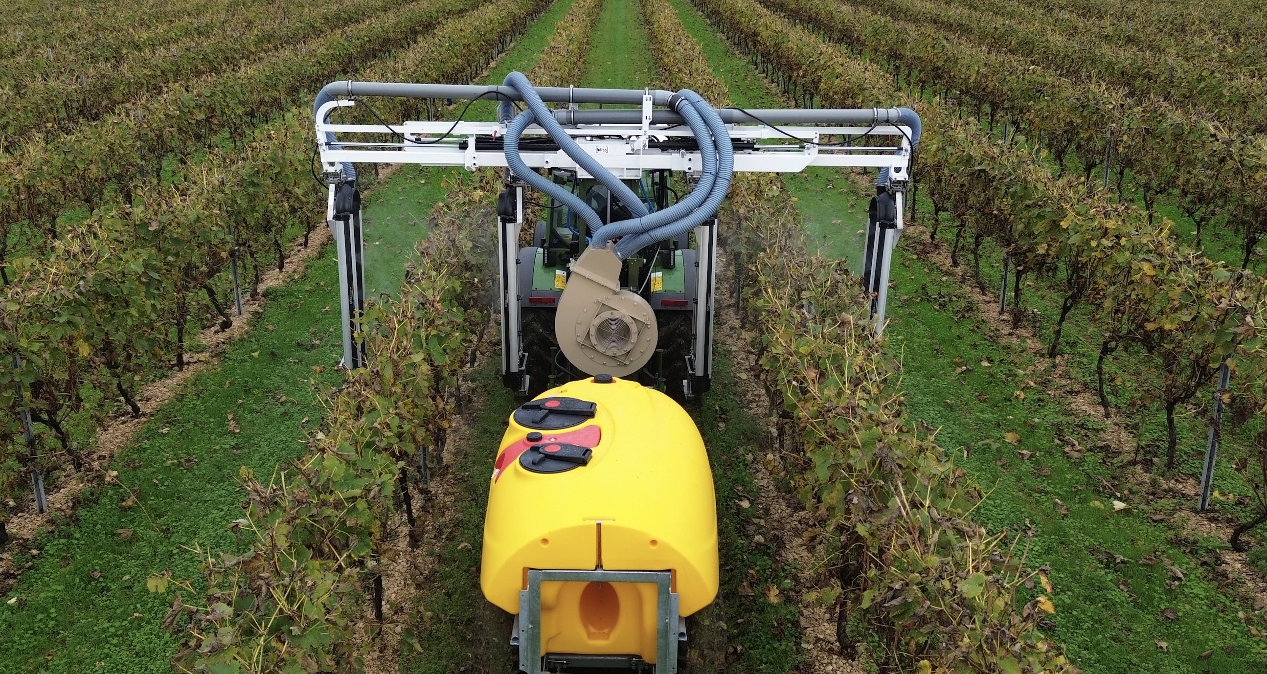 L’appareil semi-porté inter-lignes capable de traiter deux rangs complets face par face, en configuration semi-large (inter-rangs de 150-230cm) ou large (inter-rangs de 200-300cm), avec une cuve respective de 600 et 1500 litres