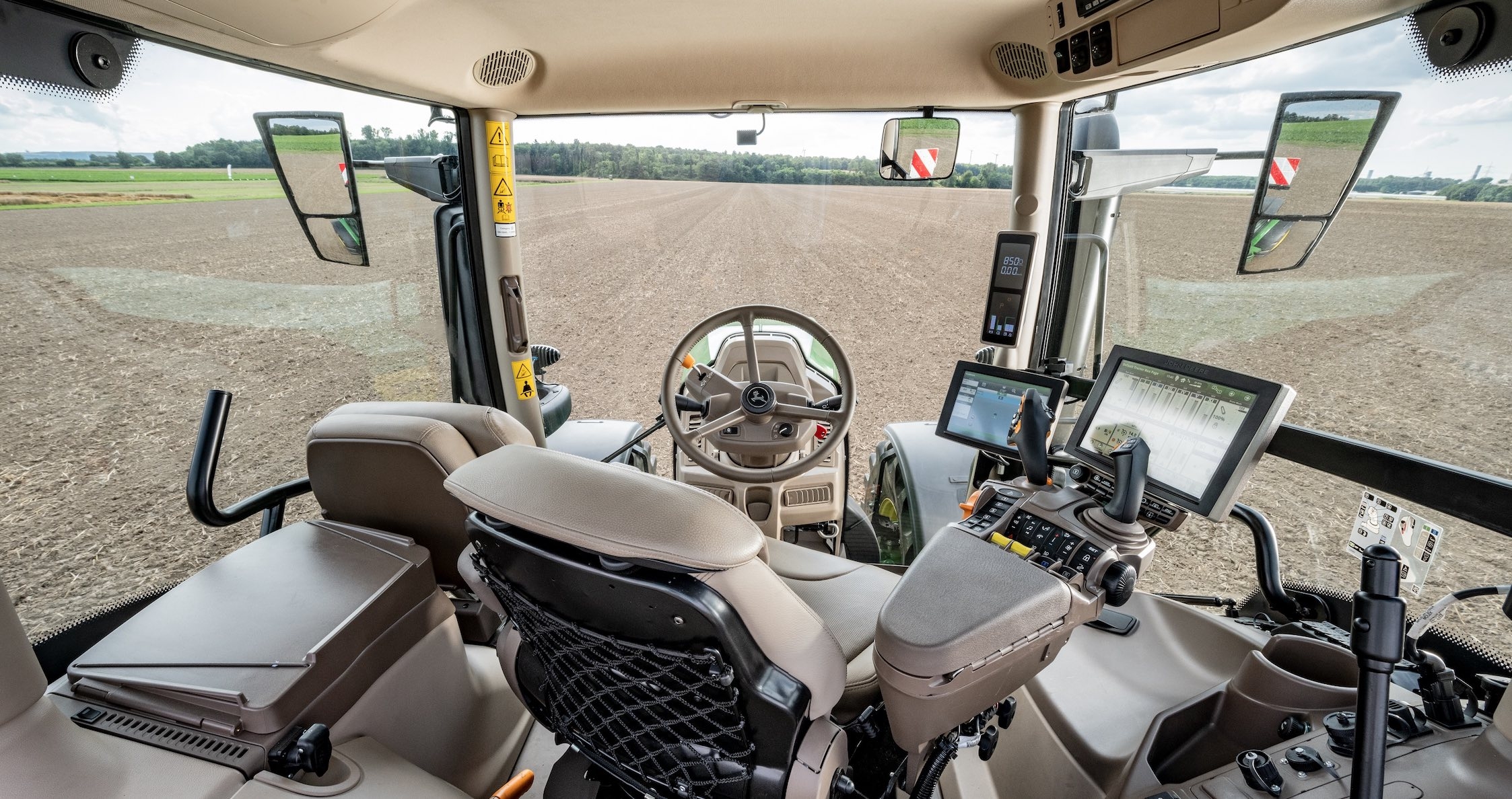 L’environnement cabine de la nouvelle série 6R, avec sa nouvelle console dans l’angle droit