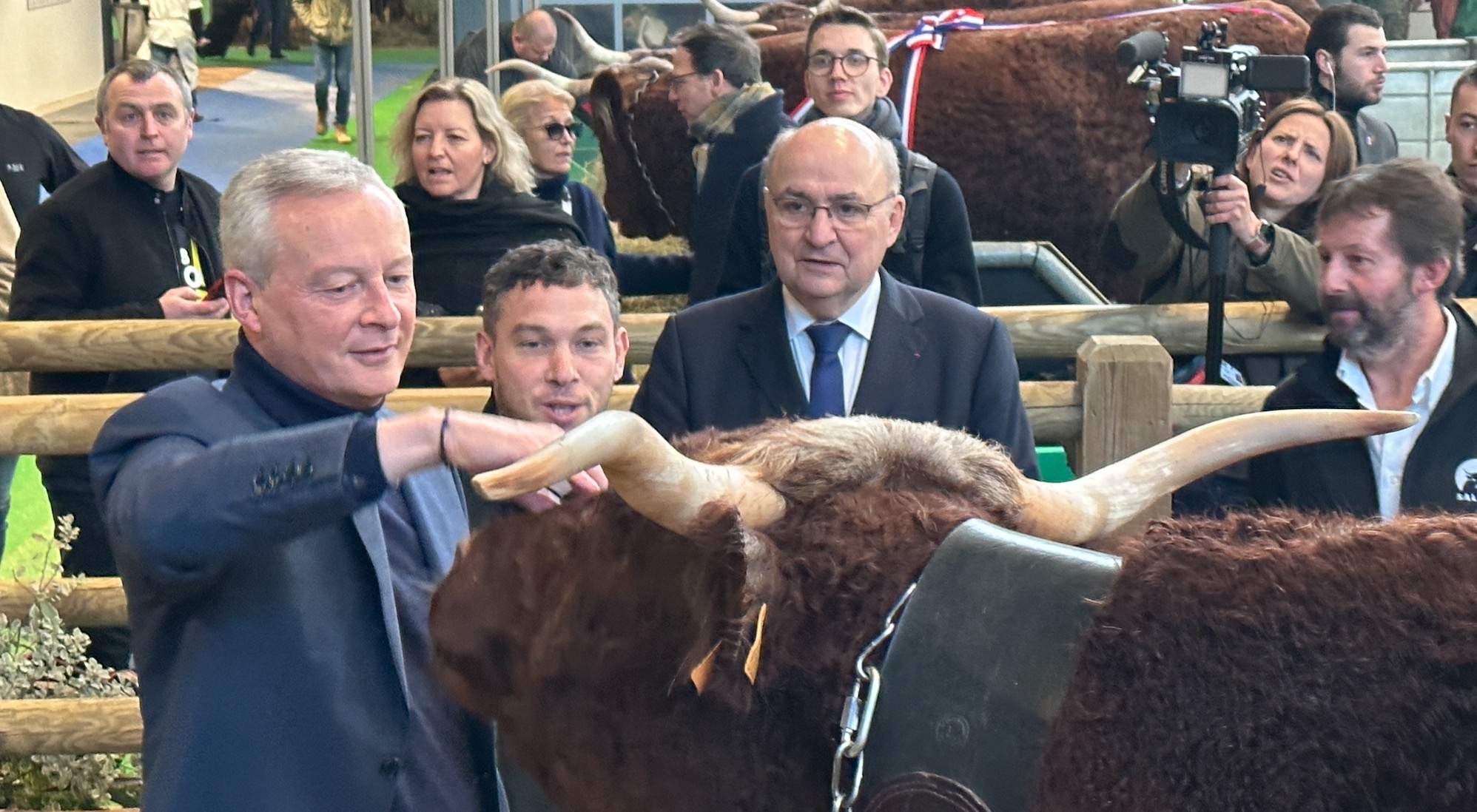 Le ministre de l’Economie, aux côtés de Michel Van Simmertier, l’éleveur d’Ovalie et de Jean-Luc Poulain, président du Salon de l’agriculture