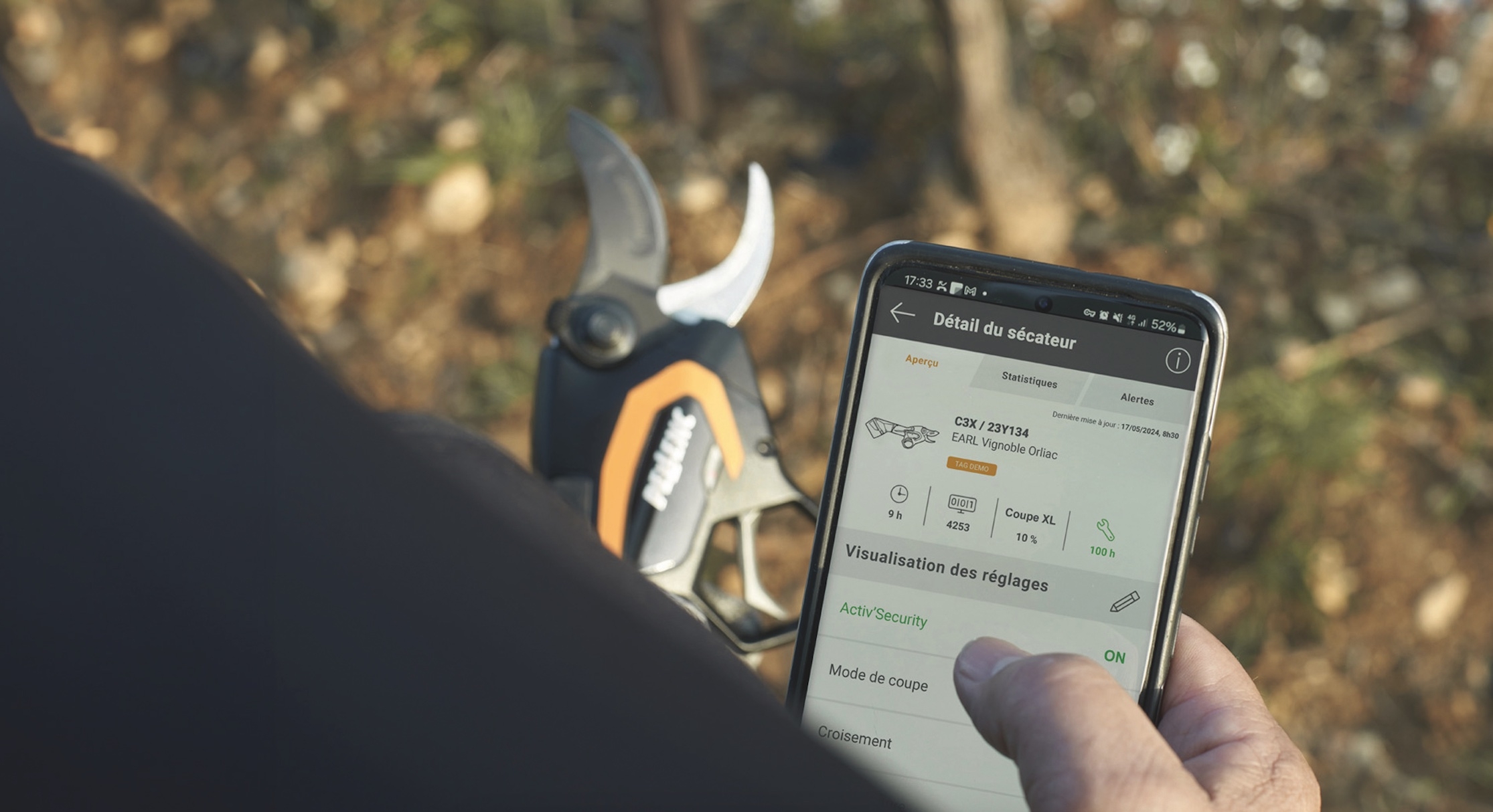 La connexion NFC de série permet l’accès à de nombreuses fonctionnalités comme le suivi statistique, le paramétrage, ou encore la gestion de la flotte, via l’application mobile Pellenc Connect