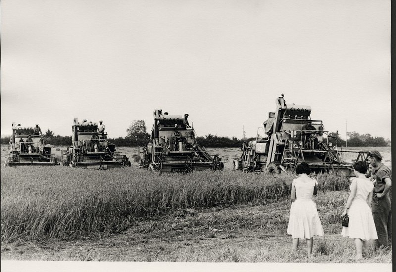 La première moissonneuse-batteuse automotrice est conçue en 1953