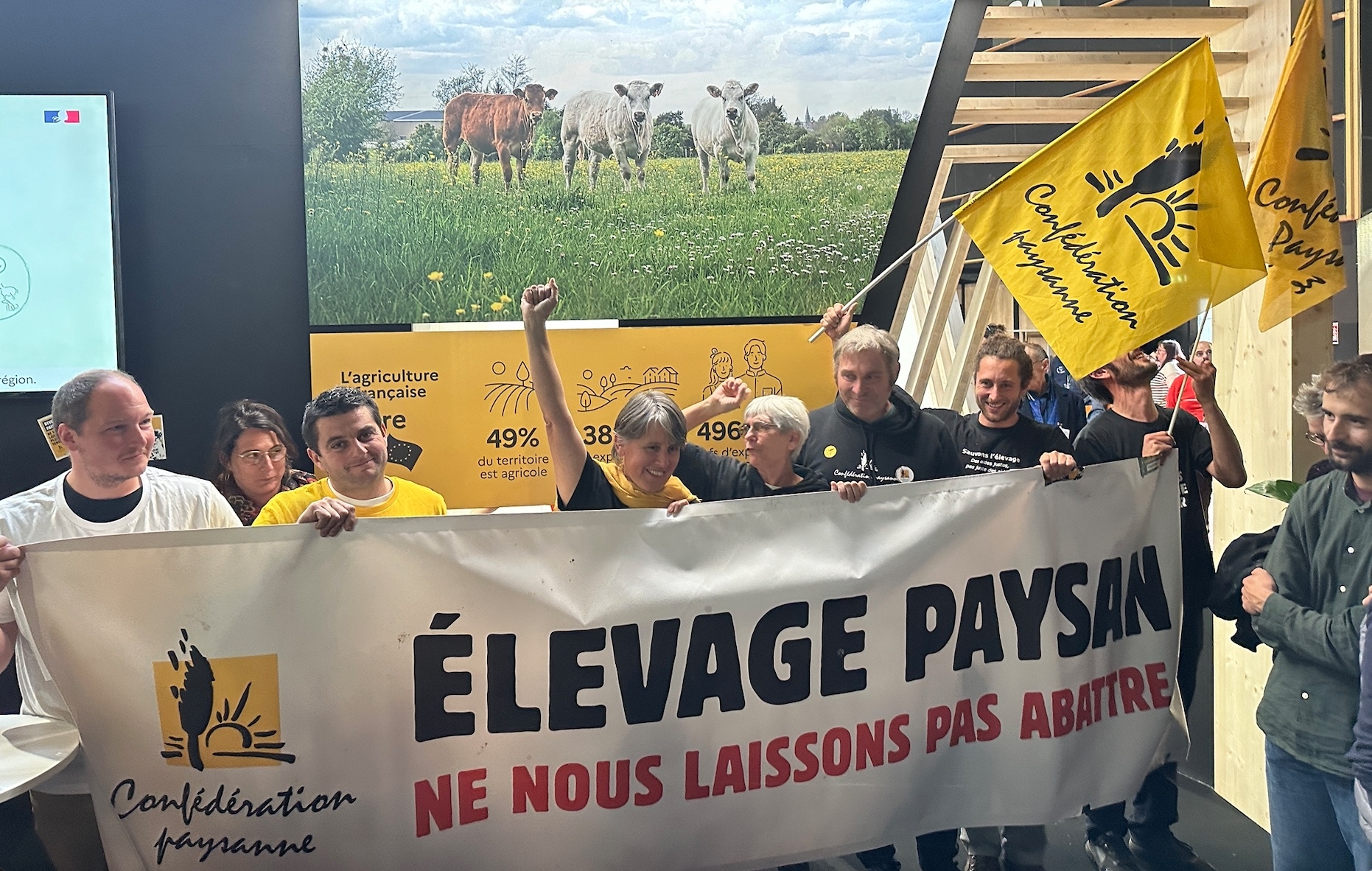 L’éleveur faisait partie de la délégation de la Confédération paysanne qui a investi, pacifiquement, le stand du ministère de l’Agriculture au Sommet de l’élevage le 2 octobre, notamment pour dénoncer une politique sanitaire, jugée « en vrac » et confinant au « mensonge d’état »