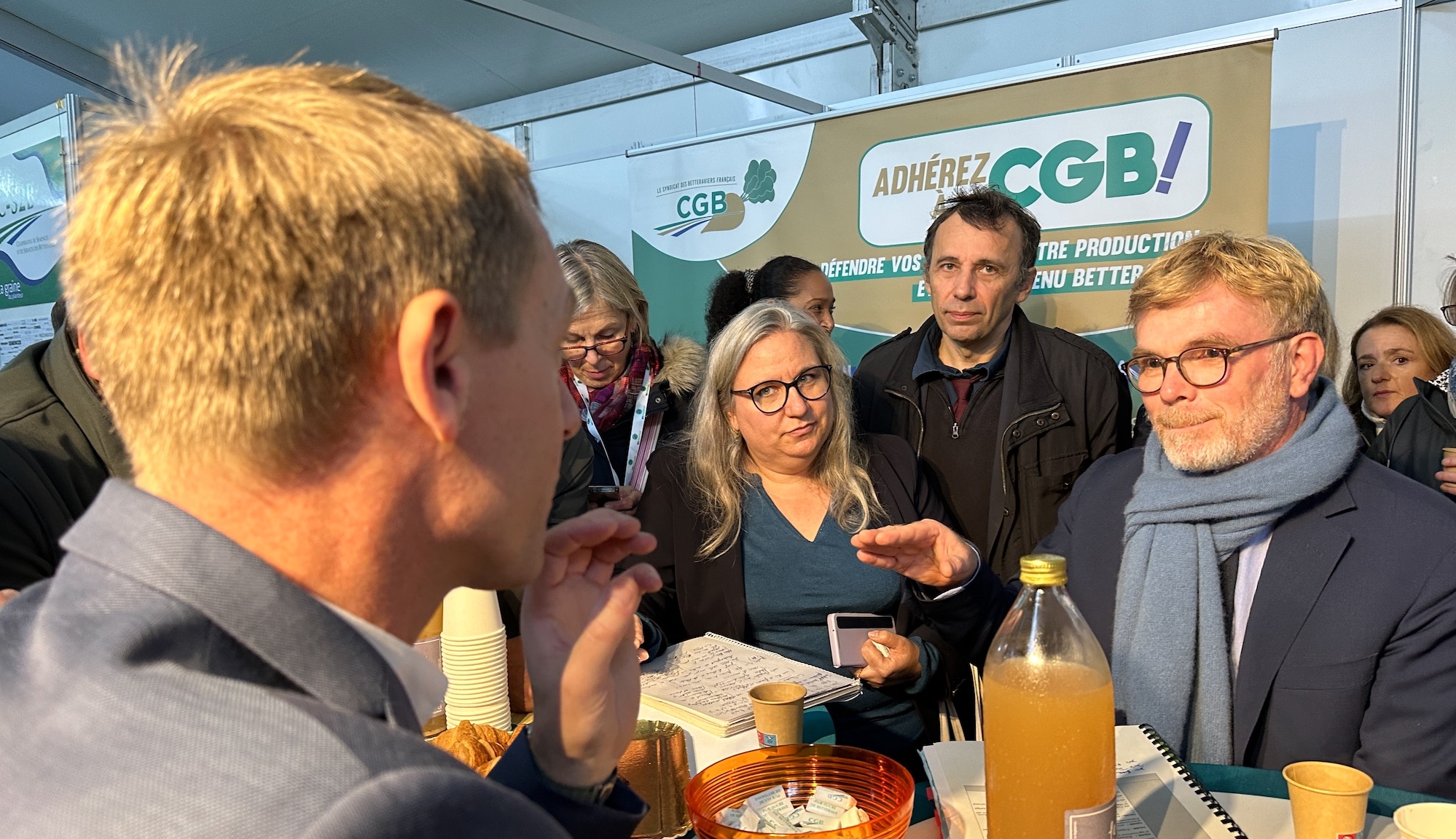 Le ministre de l’Agriculture échangeant avec Franck Sander, président la CGB (Crédit photo : R. Lecocq)