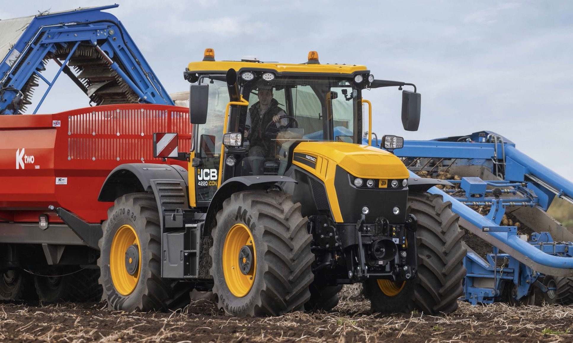 Le JCB Fastrac 4220 iCon, son l’accoudoir et son écran tactile offrent tout un cortège de commandes et de fonctionnalités en matière de guidage, d’automatismes et d’agriculture de précision (Crédit photo : JCB)